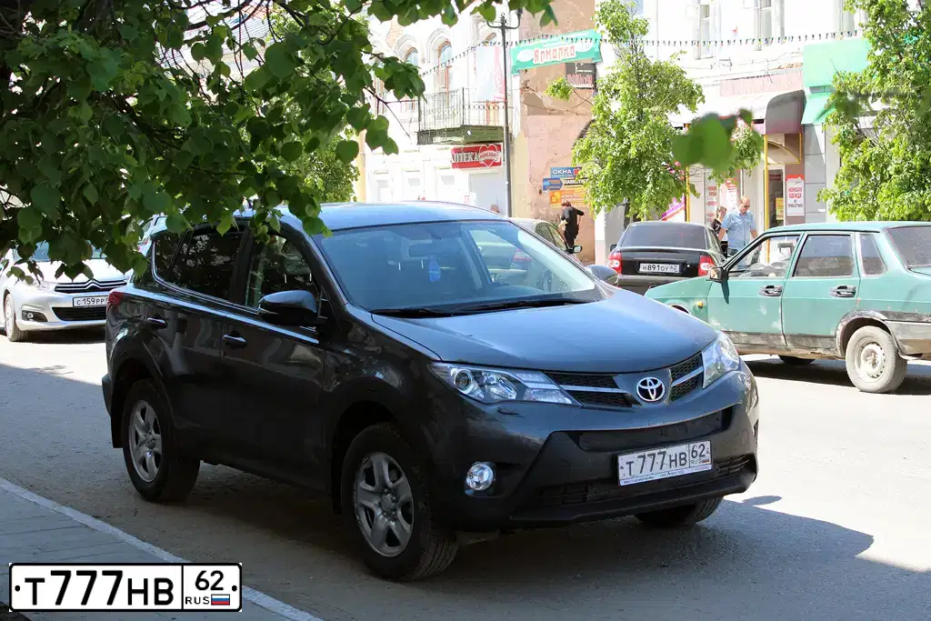 Фото автомобиля TOYOTA RAV4, 2013 — госномер Х425СХ62. Цвет: СЕРЫЙ