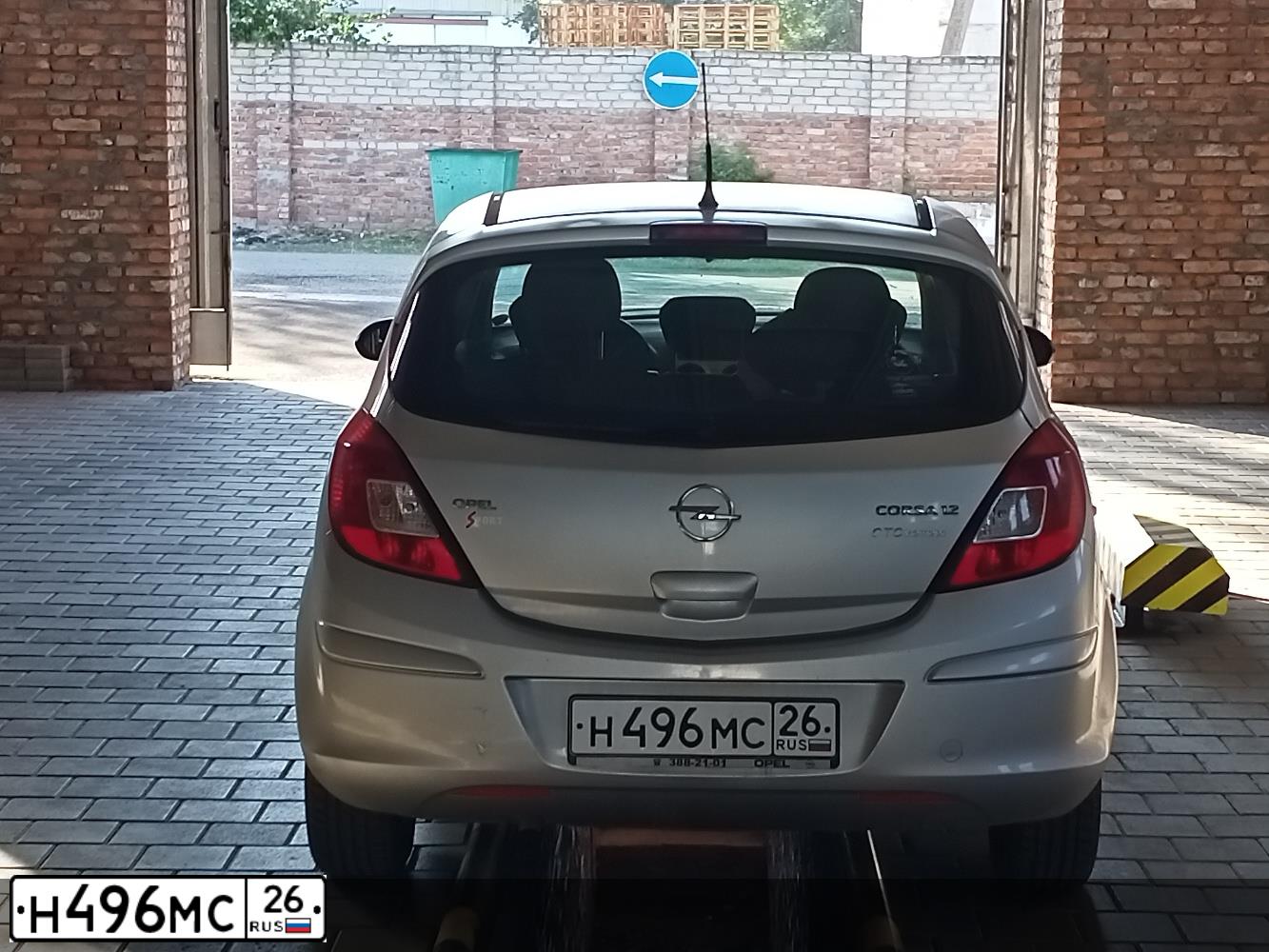 Фото автомобиля OPEL CORSA, 2006 — госномер Н496МС26. Цвет: Серебристый