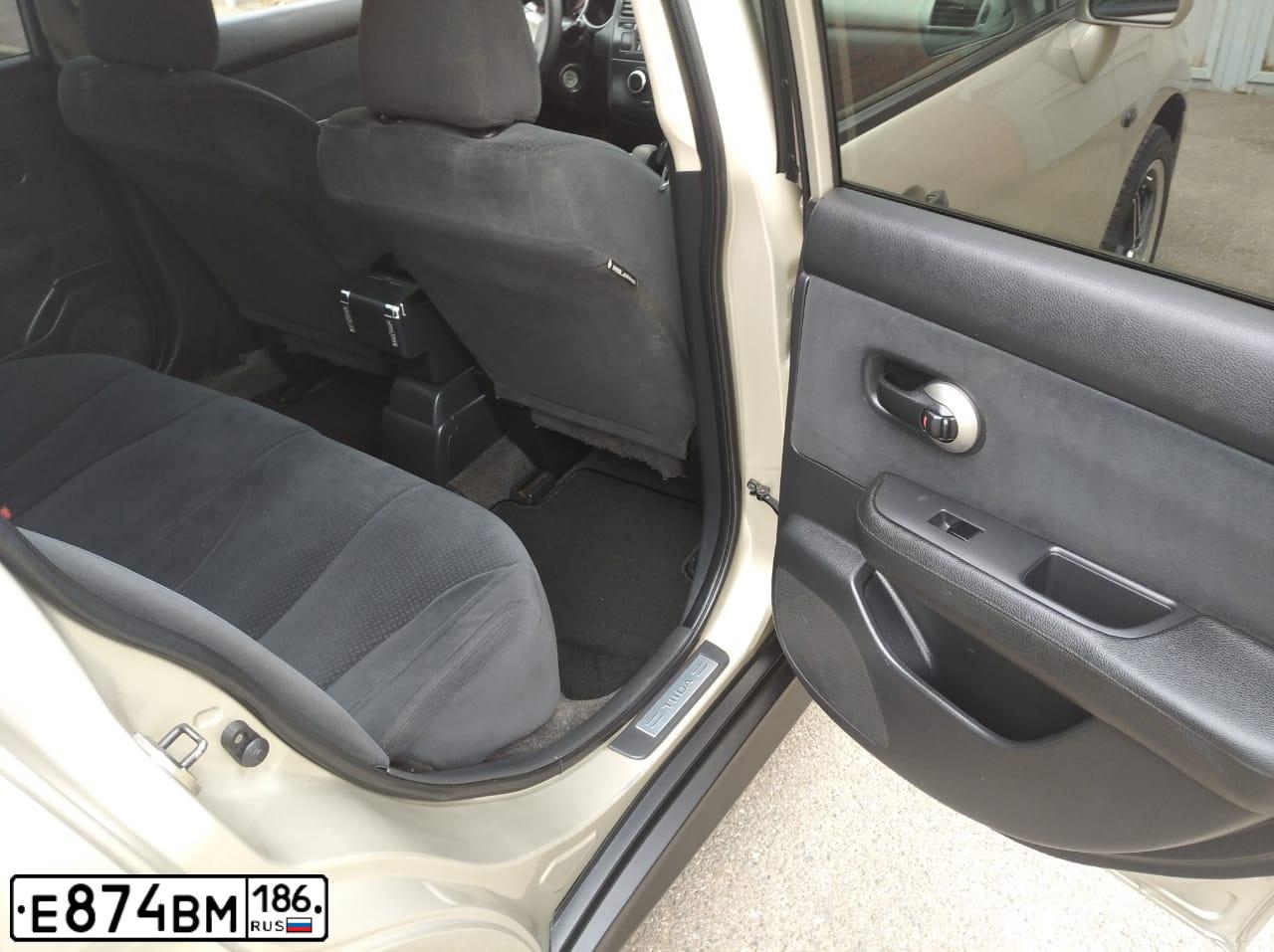 Фото автомобиля NISSAN TIIDA, 2010 — госномер О698УО193. Цвет: СВЕТЛО-КОРИЧНЕВЫЙ