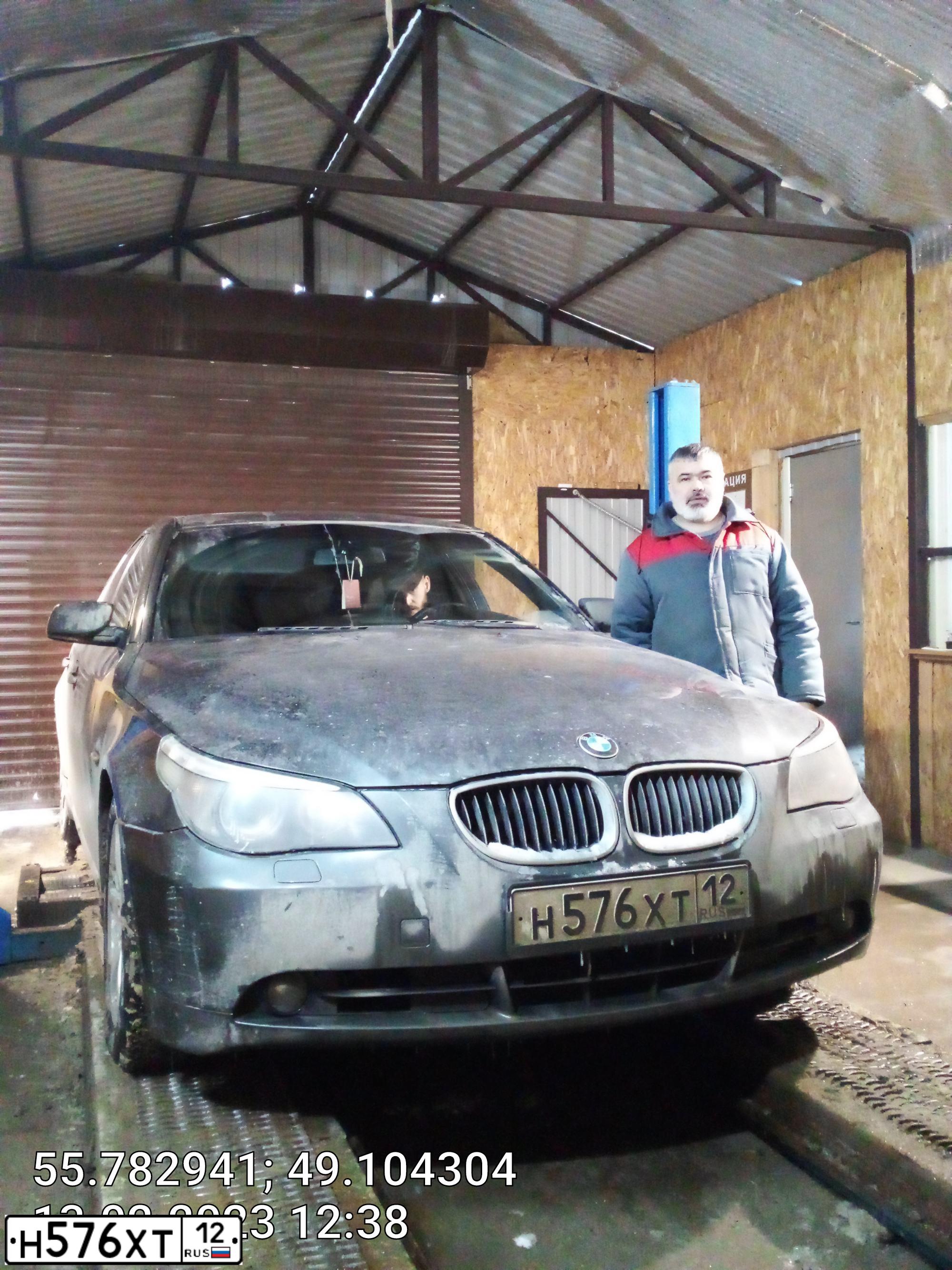 Фото автомобиля BMW W SERIE 5, 2004 — госномер М711ХК21. Цвет: СЕРЫЙ