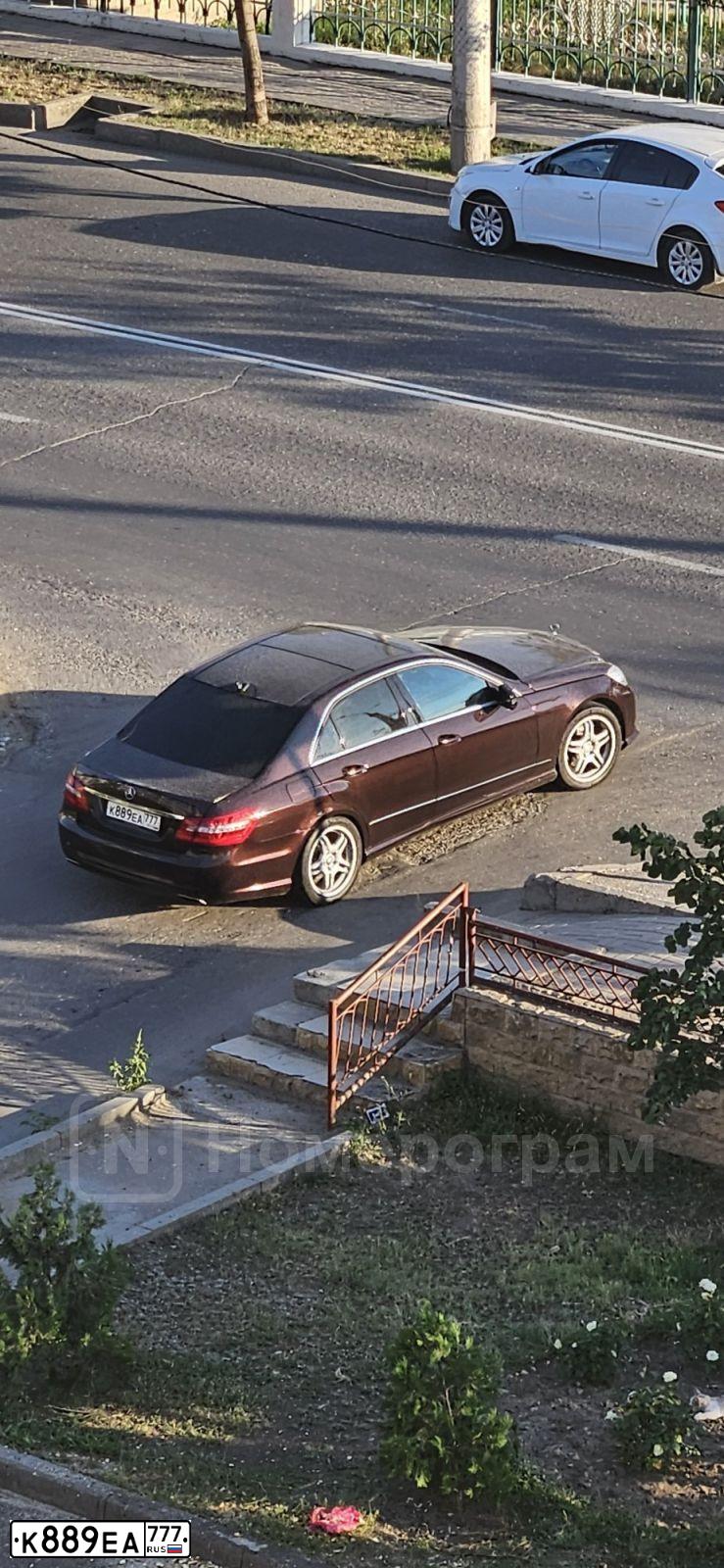 Фото автомобиля MERCEDES E-KLASSE, 2010 — госномер К889ЕА777. Цвет: КОРИЧНЕВЫЙ
