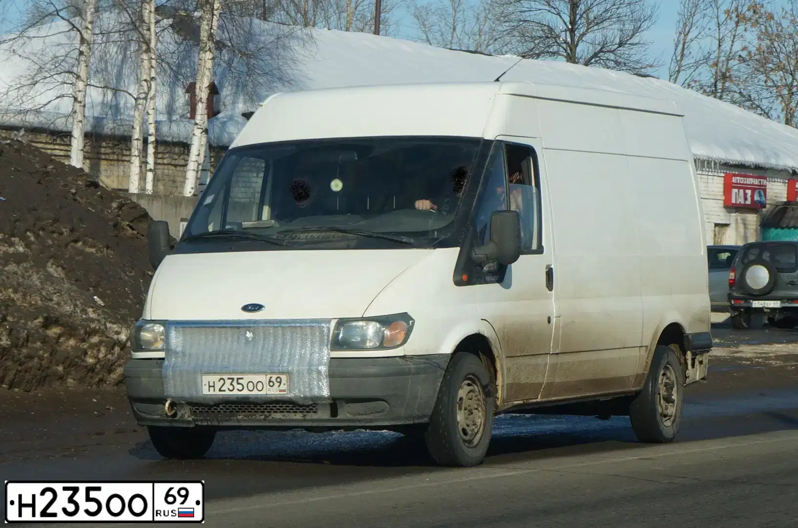 Фото автомобиля FORD TRANSIT, 1989 — госномер Н235ОО69. Цвет: БЕЛЫЙ