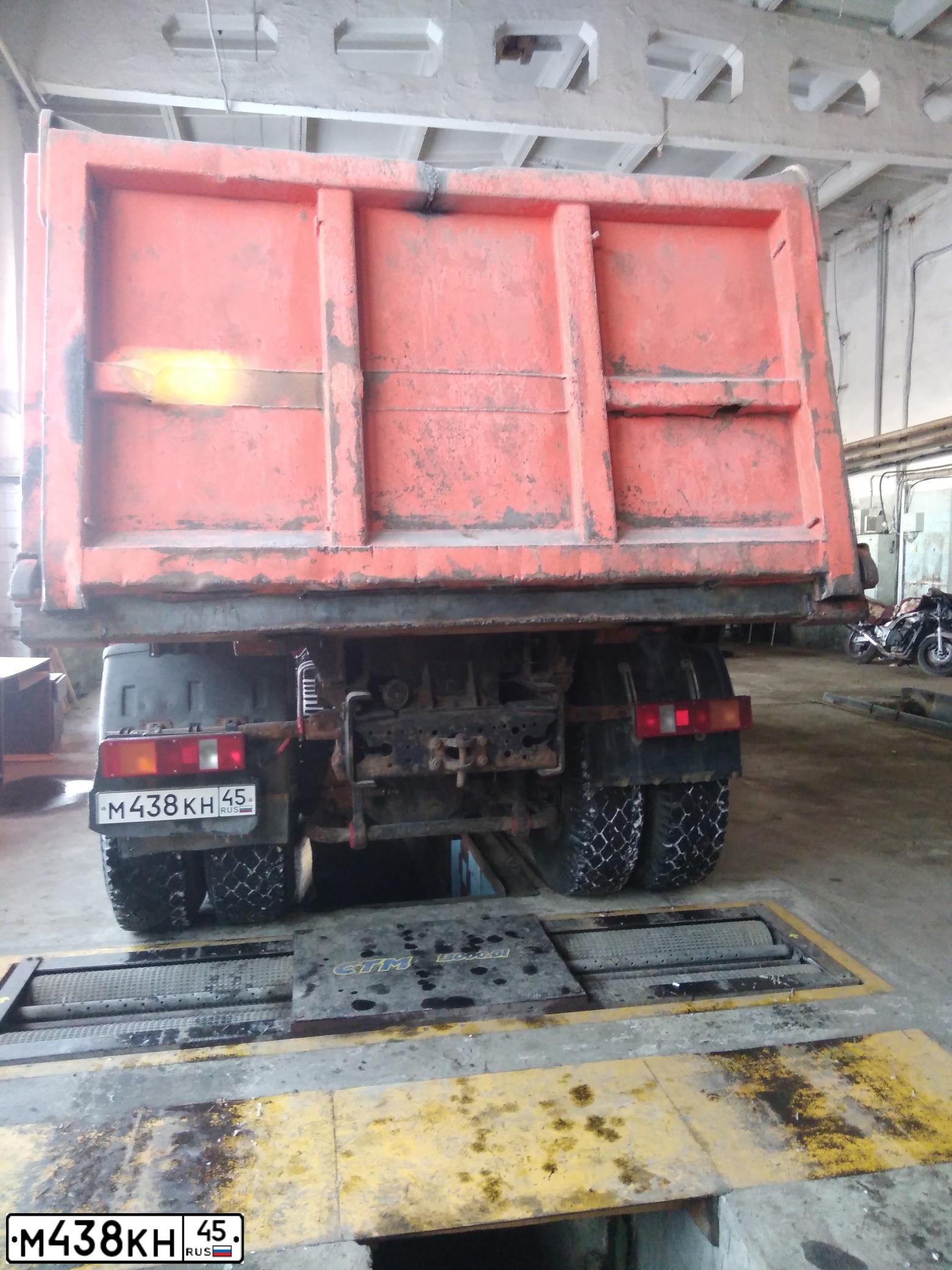 Фото автомобиля MAZ 5516 /6X4/, 2012 — госномер М438КН45. Цвет: Белый