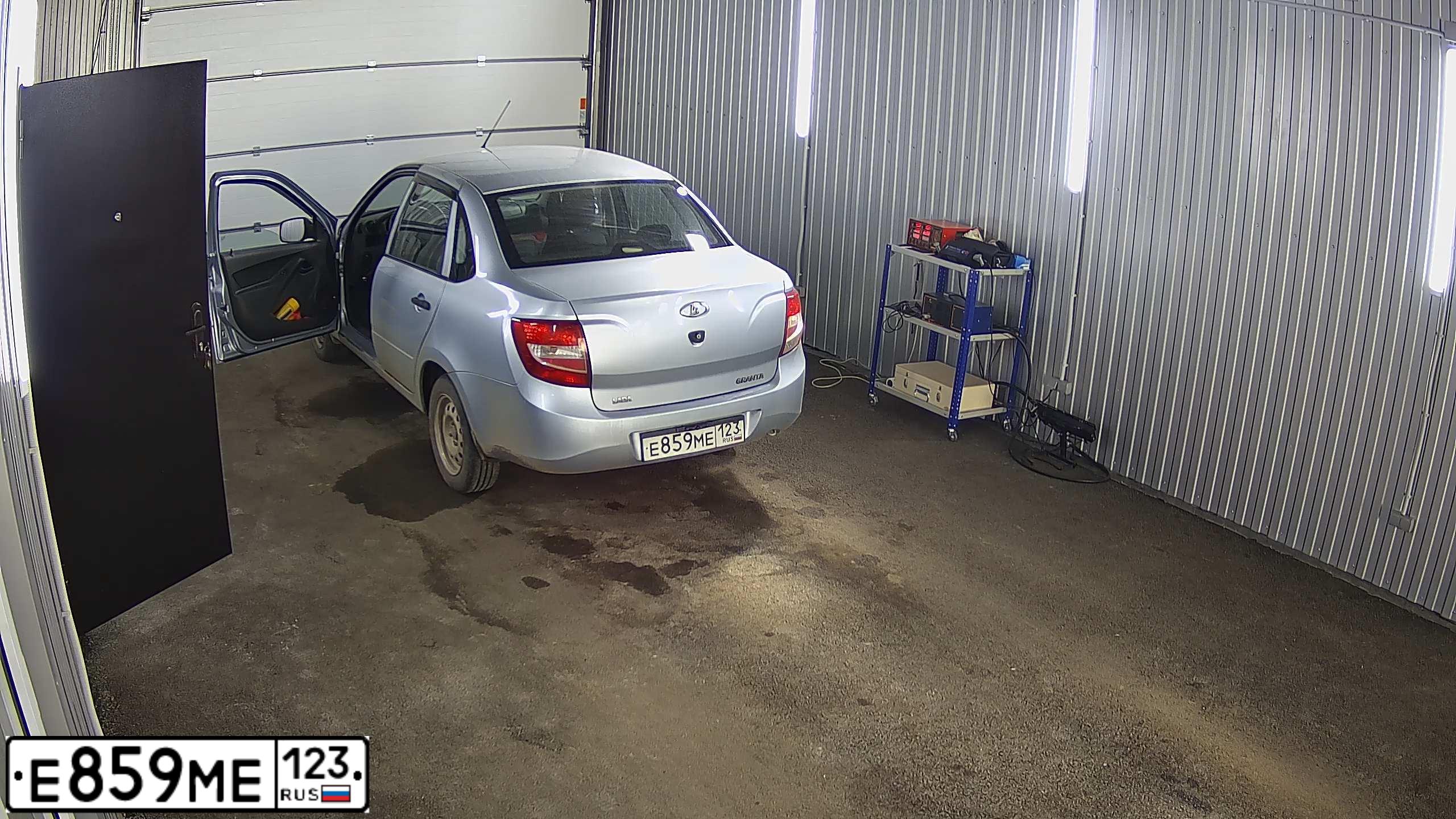 Фото автомобиля LADA 2190 GRANTA, 2013 — госномер Е859МЕ123. Цвет: ГОЛУБОЙ