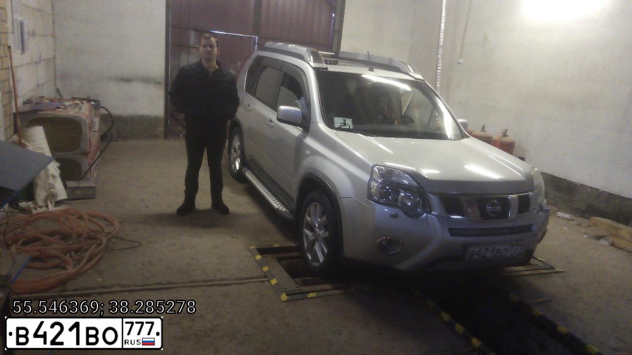 Фото автомобиля NISSAN X-TRAIL, 2012 — госномер В020ХО199. Цвет: Серебристый