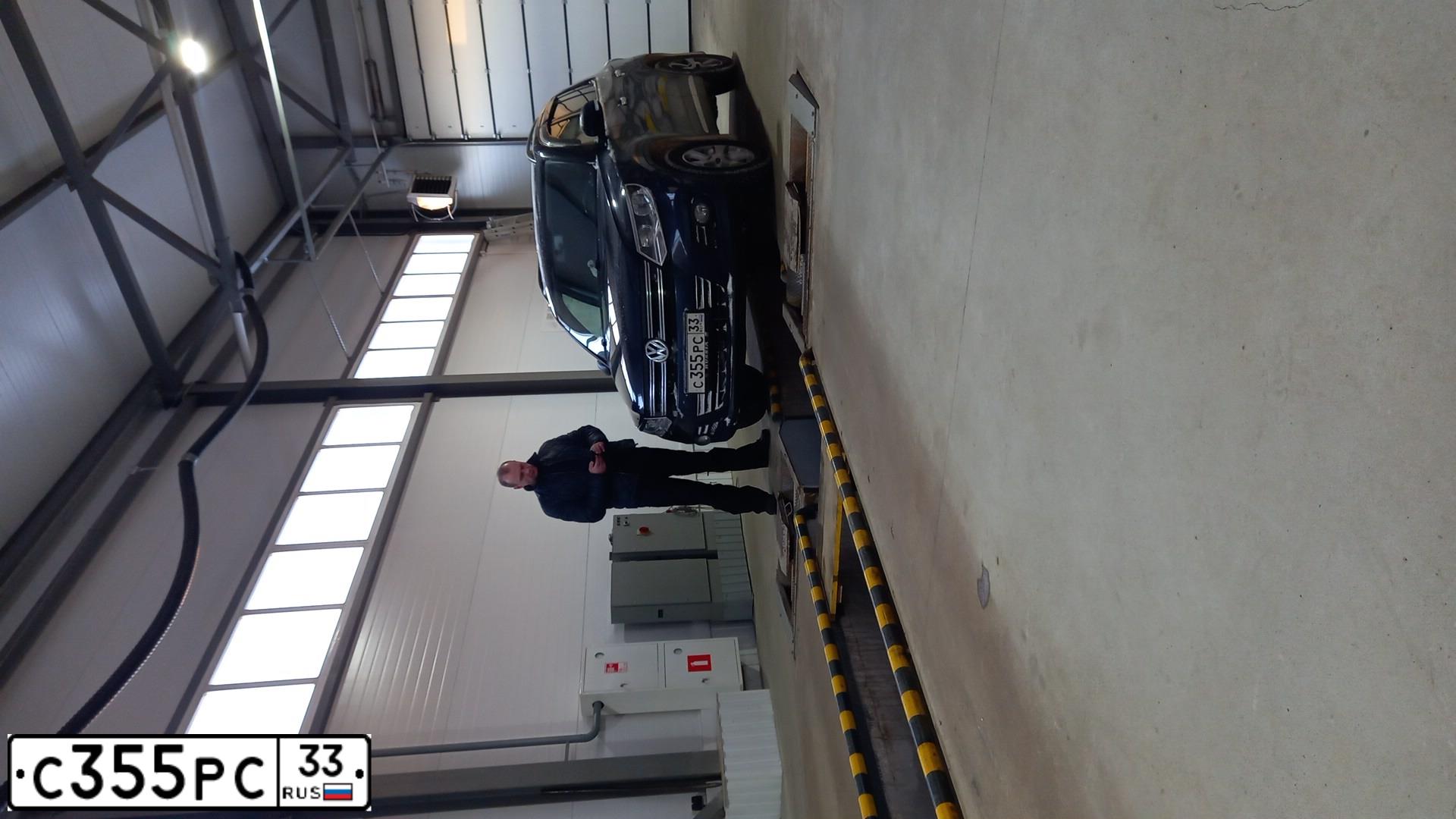 Фото автомобиля VOLKSWAGEN TIGUAN, 2012 — госномер С355РС33. Цвет: ТЕМНО-СИНИЙ