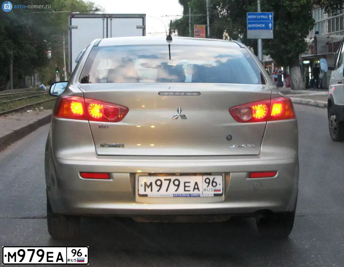 Фото автомобиля MITSUBISHI LANCER, 2008 — госномер М979ЕА96. Цвет: БЕЖЕВЫЙ