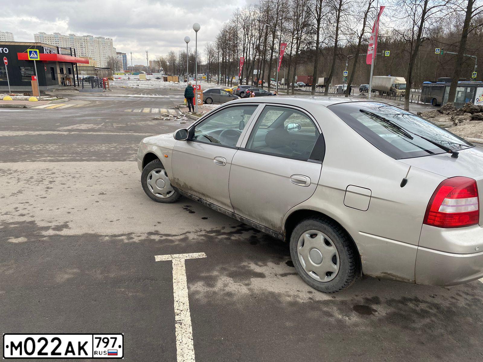 Фото автомобиля KIA SEPHIA, 1999 — госномер С400УЕ76. Цвет: БЕЛЫЙ-СЕРЕБРИСТЫЙ