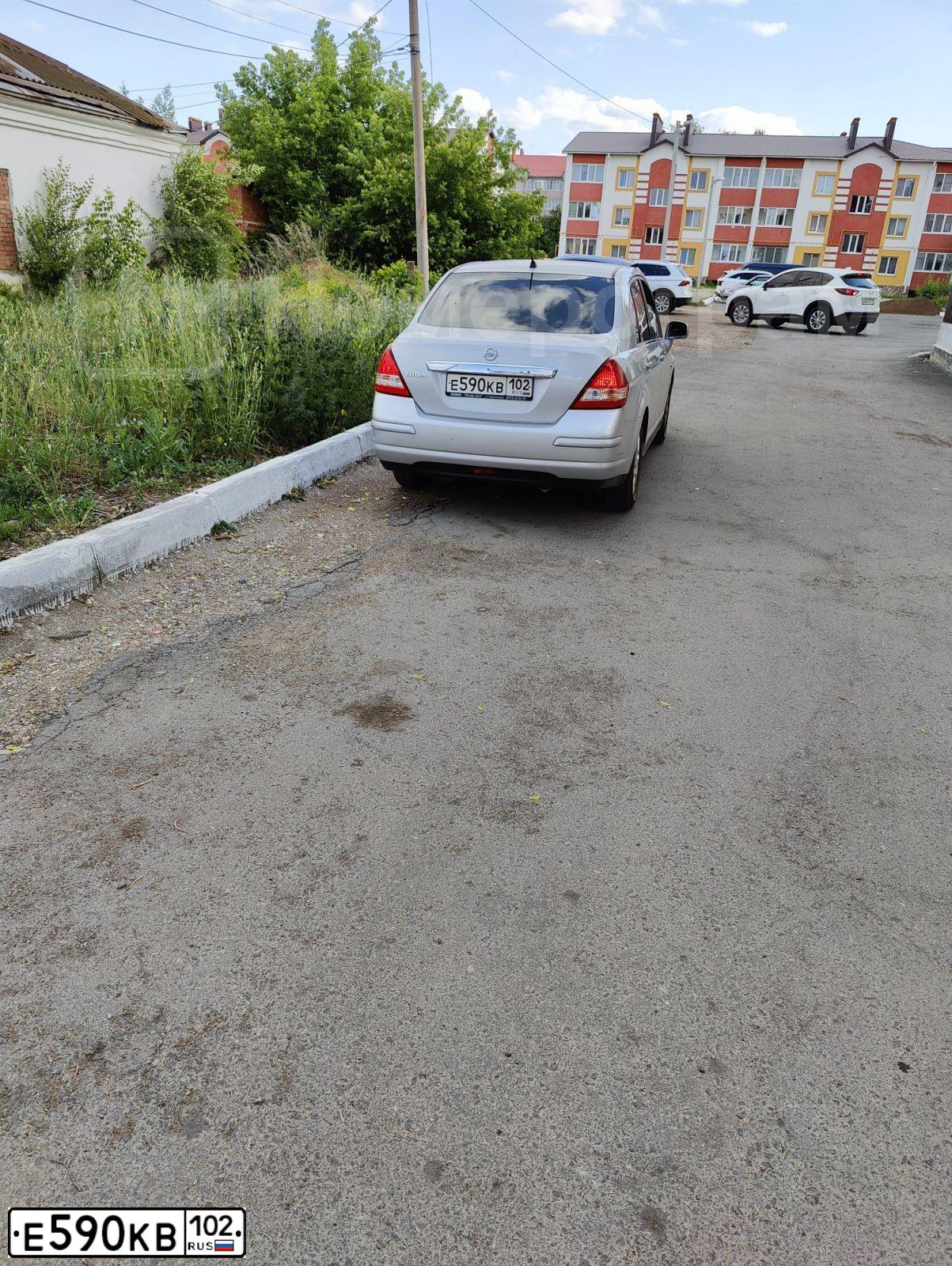 Фото автомобиля NISSAN TIIDA, 2007 — госномер Е590КВ102. Цвет: Серебристый