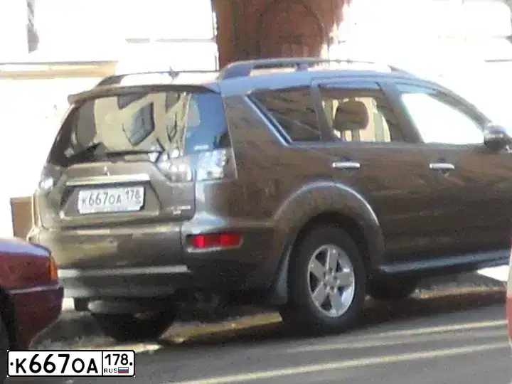 Фото автомобиля MITSUBISHI OUTLANDER, 2011 — госномер К667ОА178. Цвет: КОРИЧНЕВЫЙ
