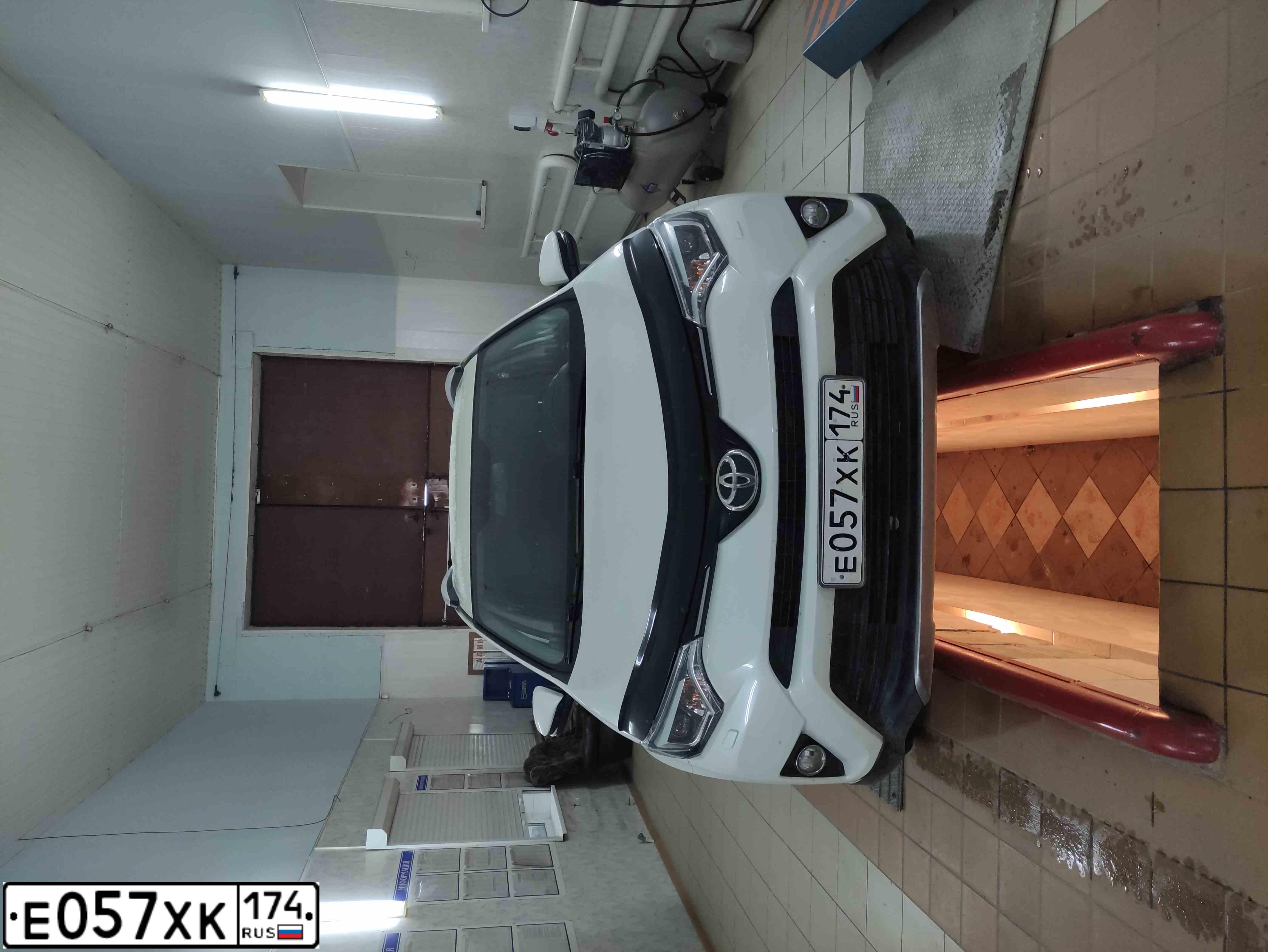 Фото автомобиля TOYOTA RAV4, 2017 — госномер Е057ХК174. Цвет: БЕЛЫЙ ПЕРЛАМУТР