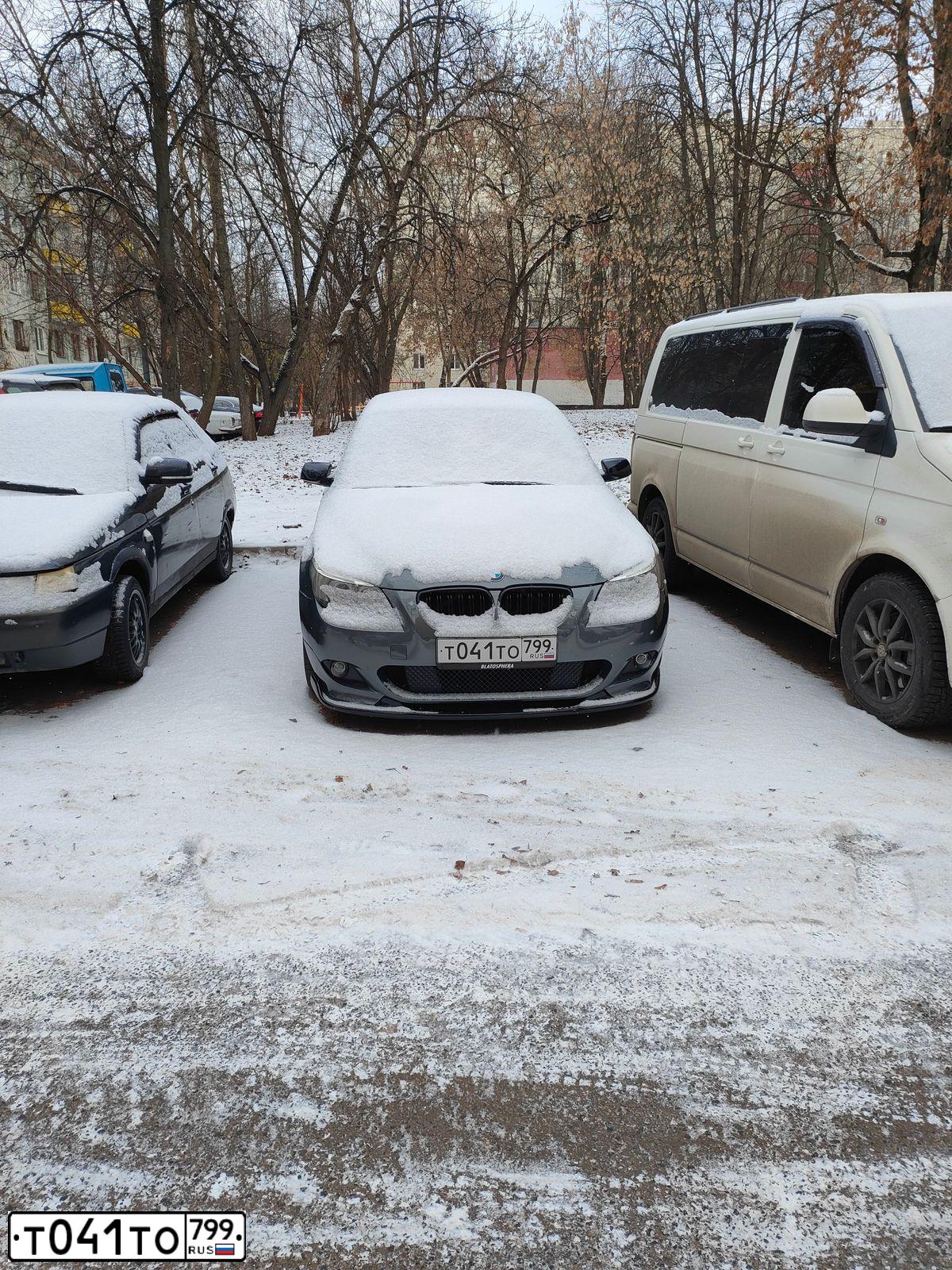 Фото автомобиля BMW SERIE 5, 2004 — госномер Т041ТО799. Цвет: СЕРЫЙ