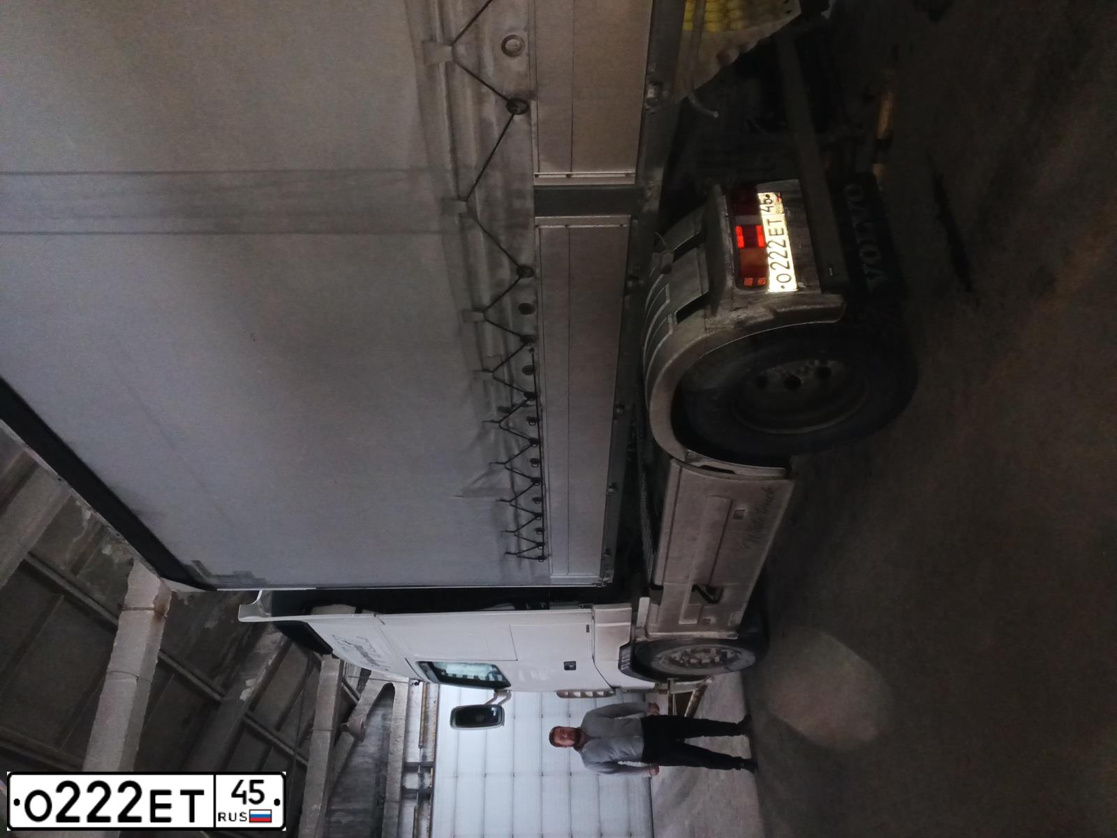 Фото автомобиля VOLVO SERIE FH /4X2/, 2005 — госномер Е013КК89. Цвет: Белый