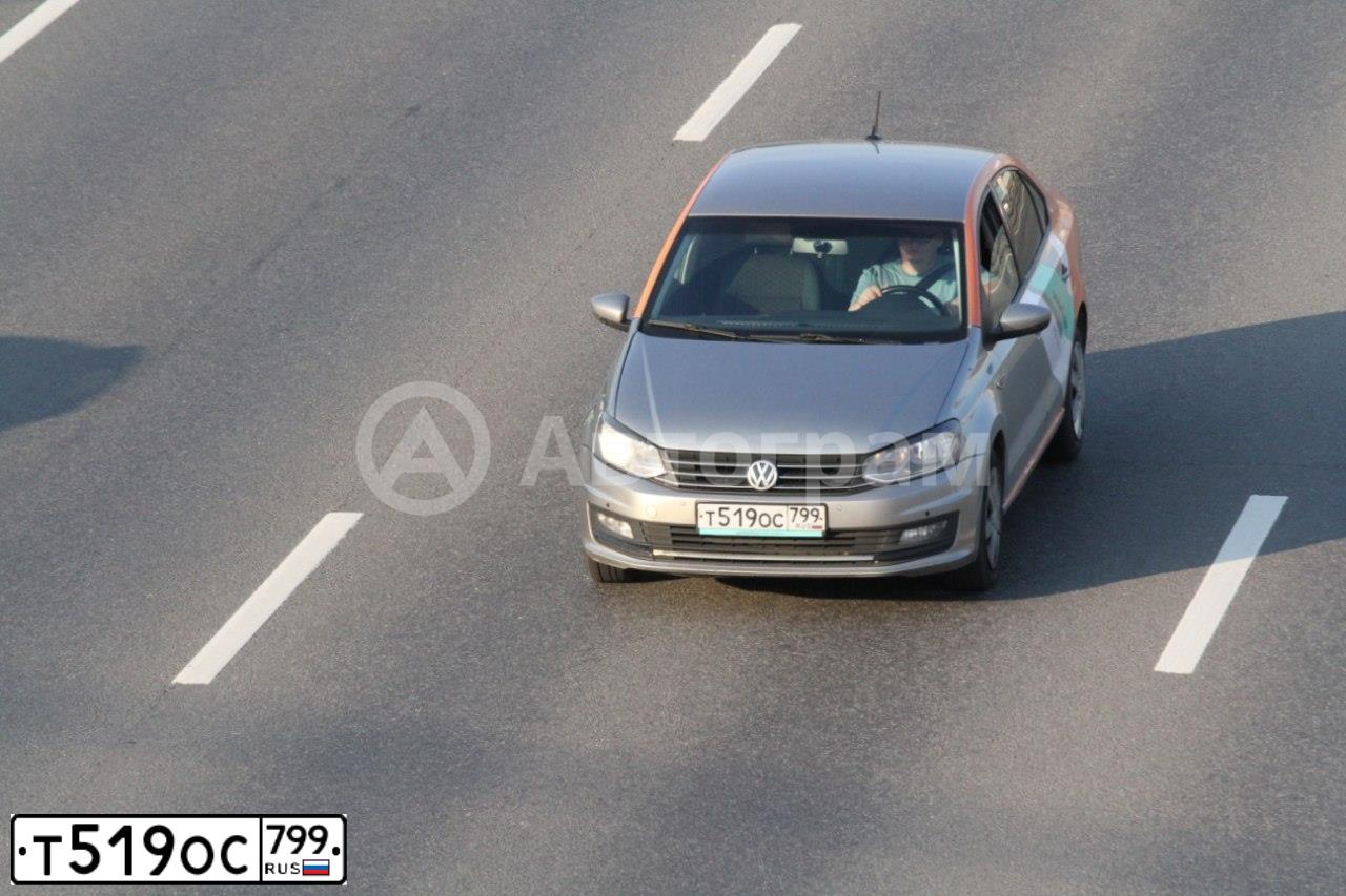 Фото автомобиля VOLKSWAGEN POLO, 2019 — госномер Т519ОС799. Цвет: Серебристый