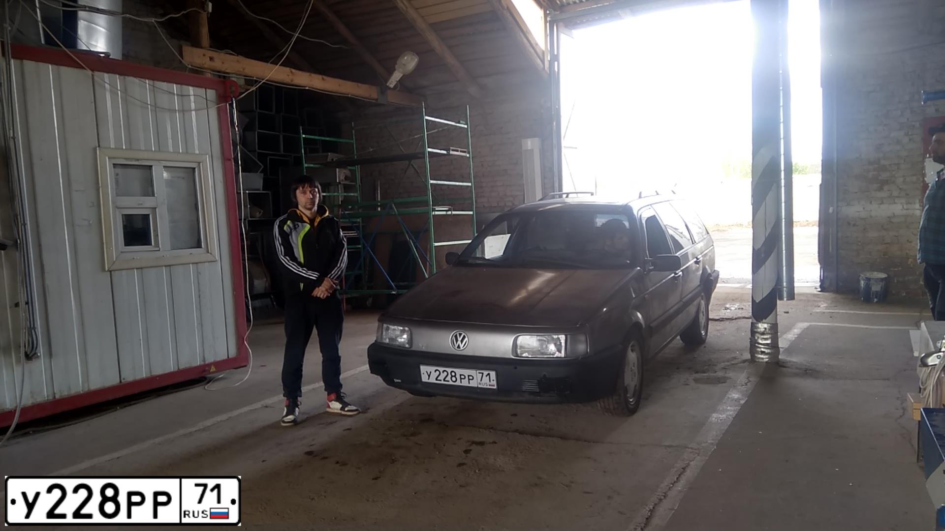 Фото автомобиля VOLKSWAGEN PASSAT, 1991 — госномер С401ВВ40. Цвет: СЕРЫЙ
