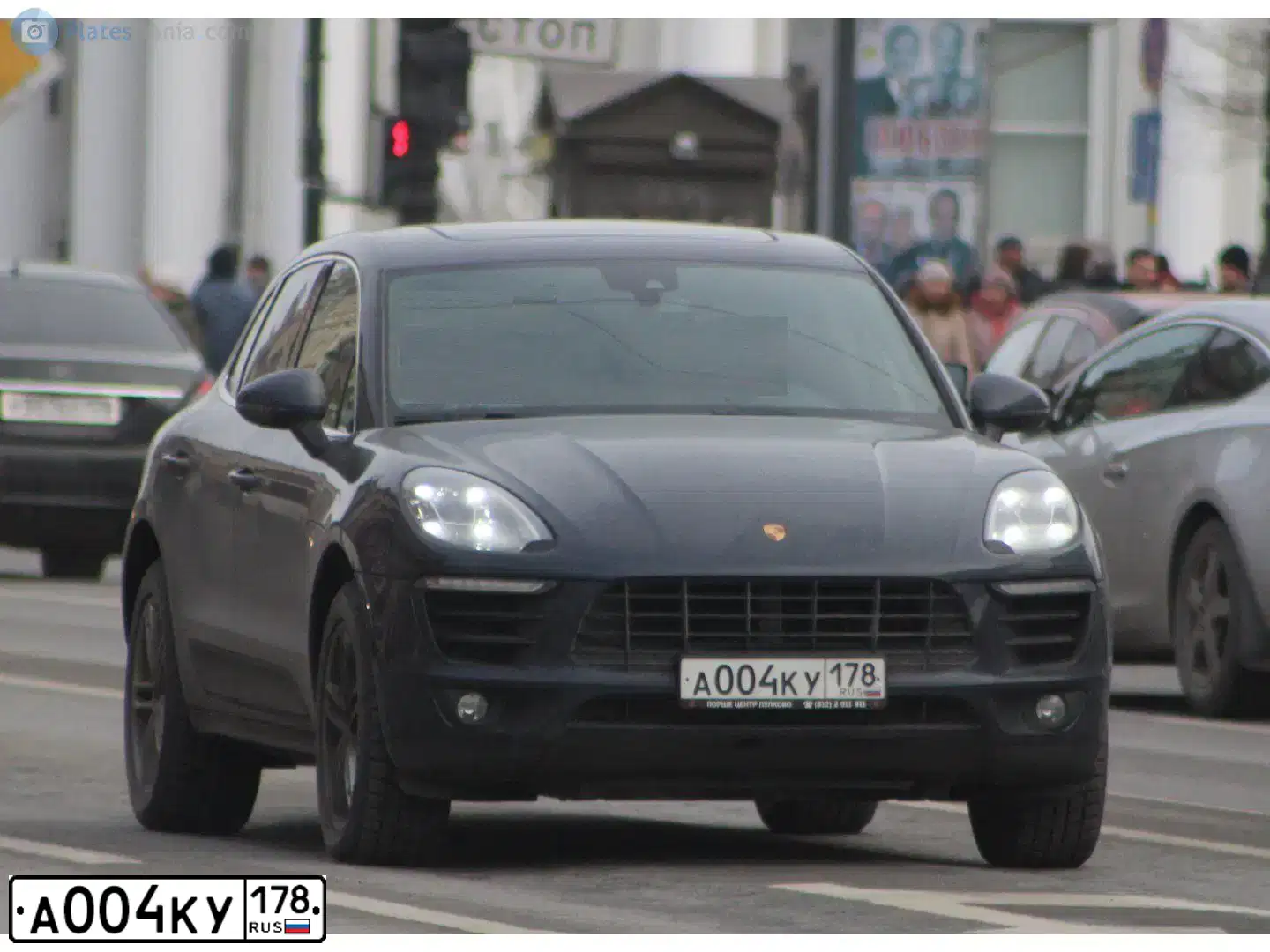 Фото автомобиля PORSCHE MACAN, 2017 — госномер А004КУ178. Цвет: СИНИЙ