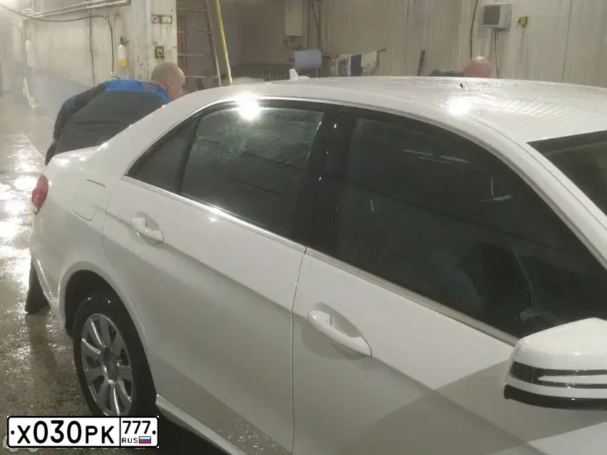 Фото автомобиля MERCEDES E-KLASSE, 2016 — госномер Х030РК777. Цвет: ЧЕРНЫЙ