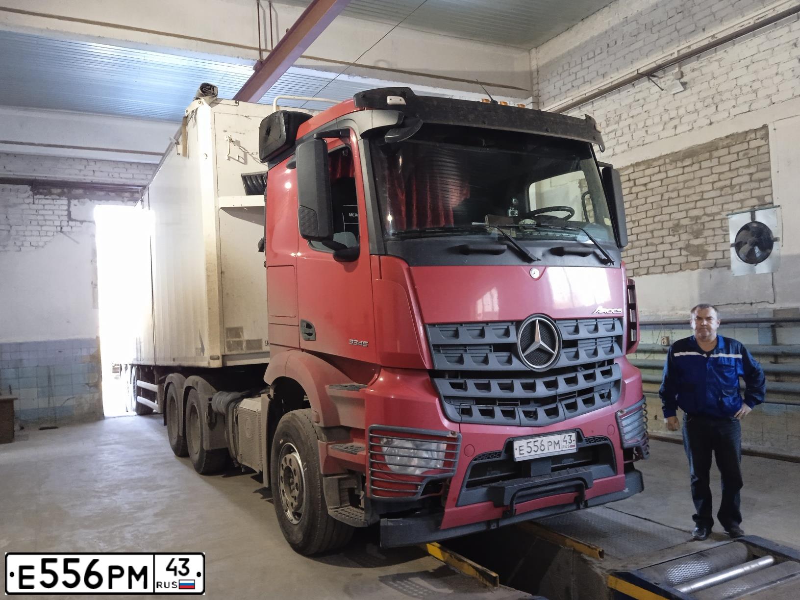 Фото автомобиля MERCEDES ACTROS, 2019 — госномер Е556РМ43. Цвет: КРАСНЫЙ