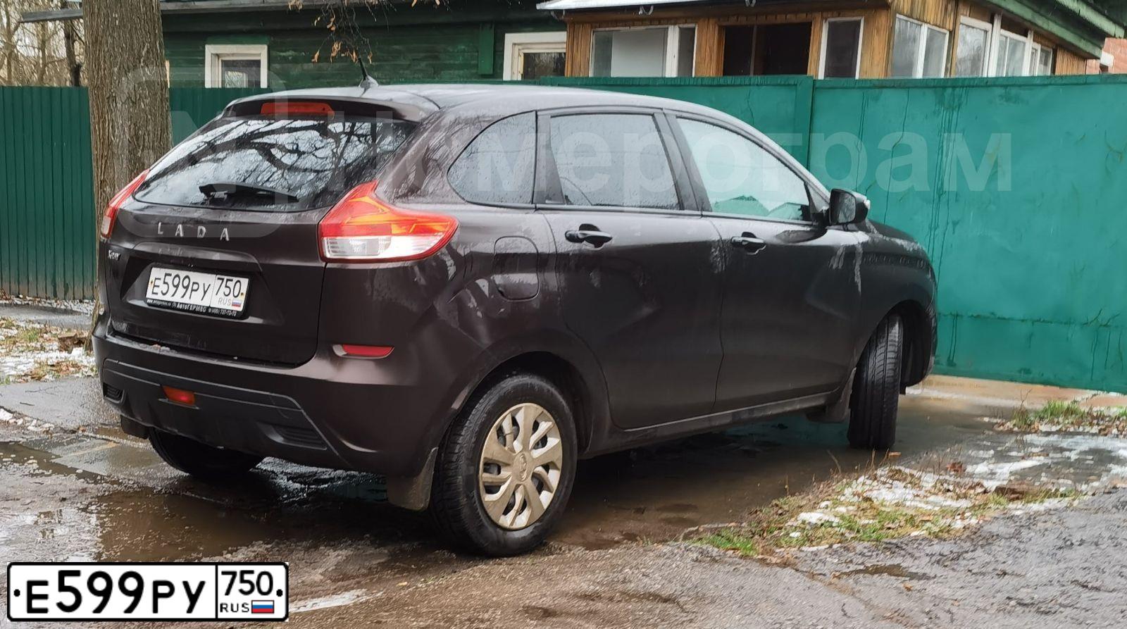 Фото автомобиля LADA XRAY, 2018 — госномер Е599РУ750. Цвет: ТЕМНО-КОРИЧНЕВЫЙ