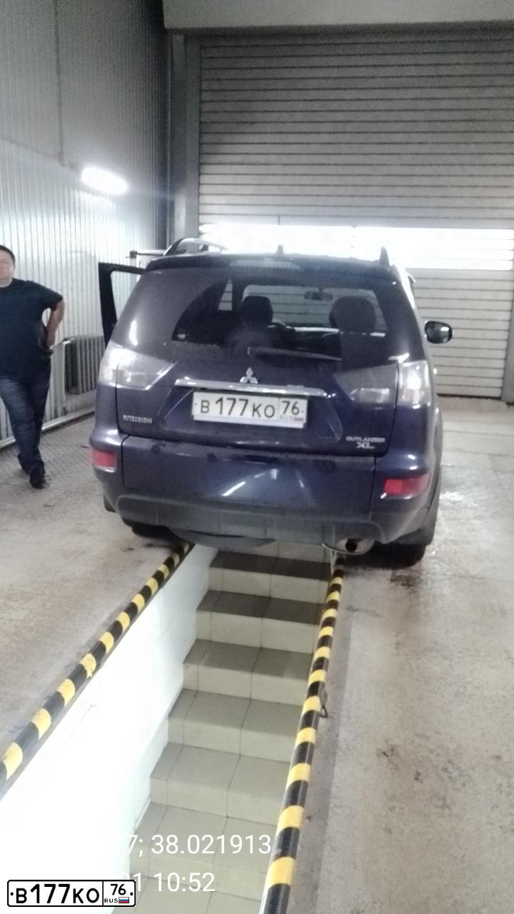Фото автомобиля MITSUBISHI OUTLANDER, 2011 — госномер В177КО76. Цвет: СИНИЙ