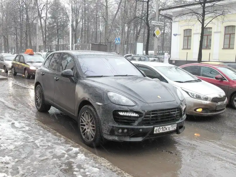 Фото автомобиля PORSCHE CAYENNE, 2013 — госномер Р532МК159. Цвет: ЧЕРНЫЙ