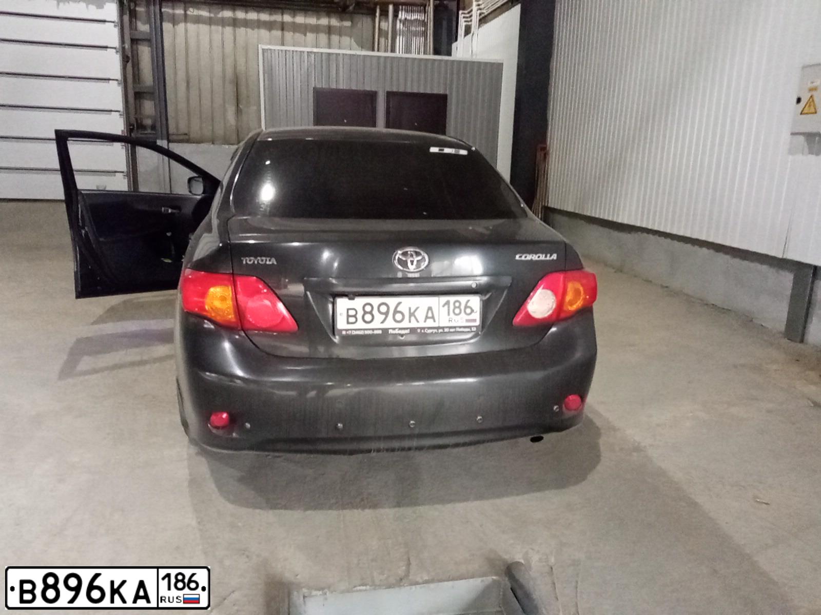 Фото автомобиля TOYOTA COROLLA, 2008 — госномер Р555ТН86. Цвет: ЧЕРНЫЙ