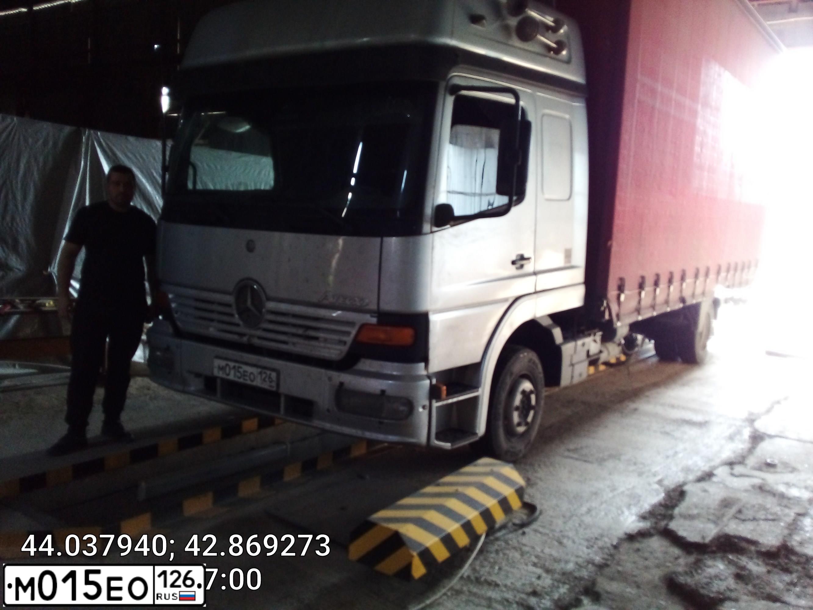 Фото автомобиля MERCEDES ATEGO, 2004 — госномер М015ЕО126. Цвет: Серебристый