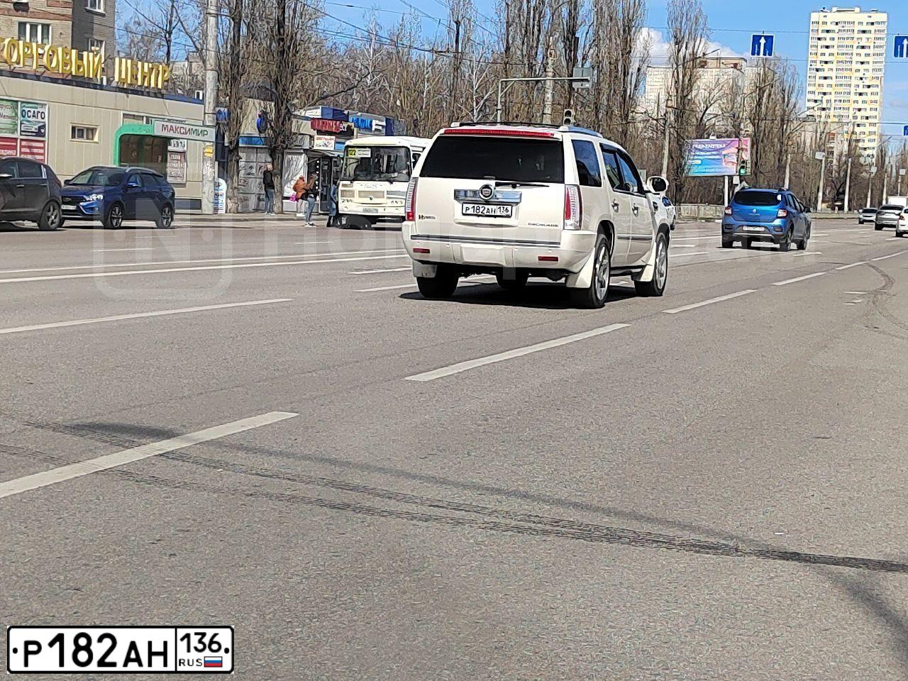 Фото автомобиля CADILLAC ESCALADE, 2011 — госномер М630ЕЕ186. Цвет: Белый