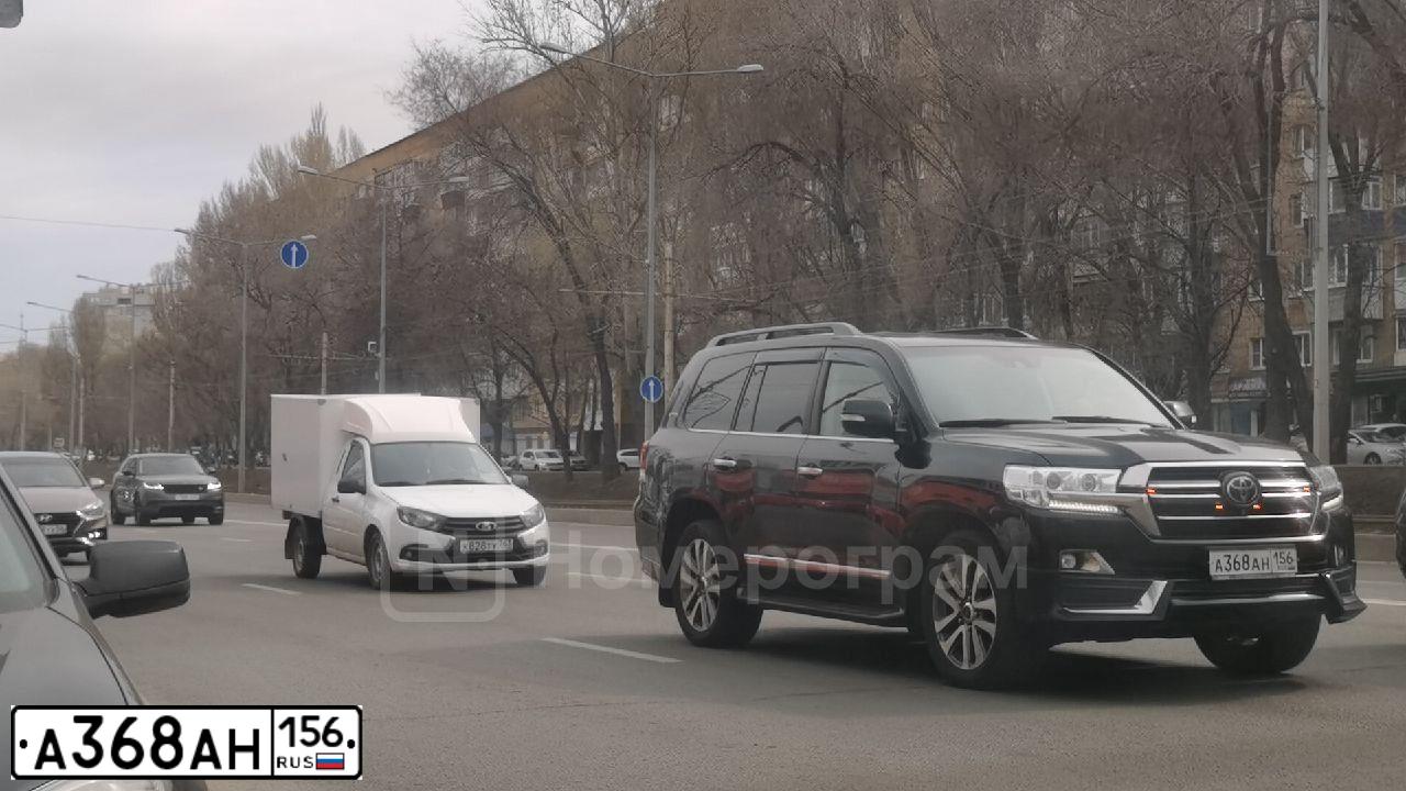 Фото автомобиля TOYOTA LANDCRUISER 200, 2019 — госномер К663ЕХ156. Цвет: ЧЕРНЫЙ