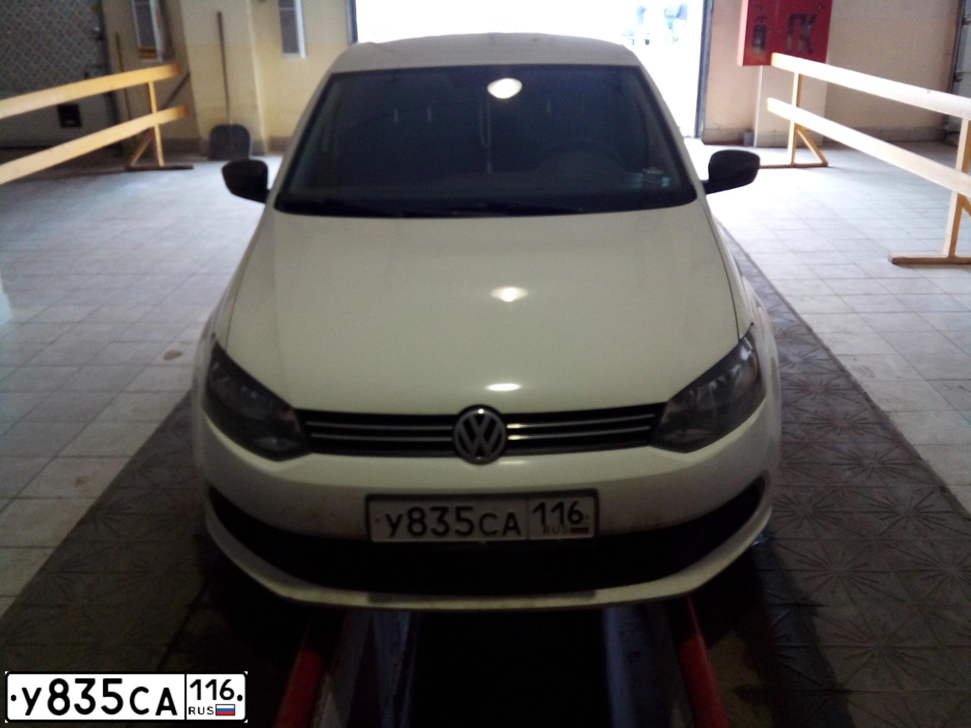 Фото автомобиля VOLKSWAGEN POLO, 2014 — госномер У835СА116. Цвет: Белый
