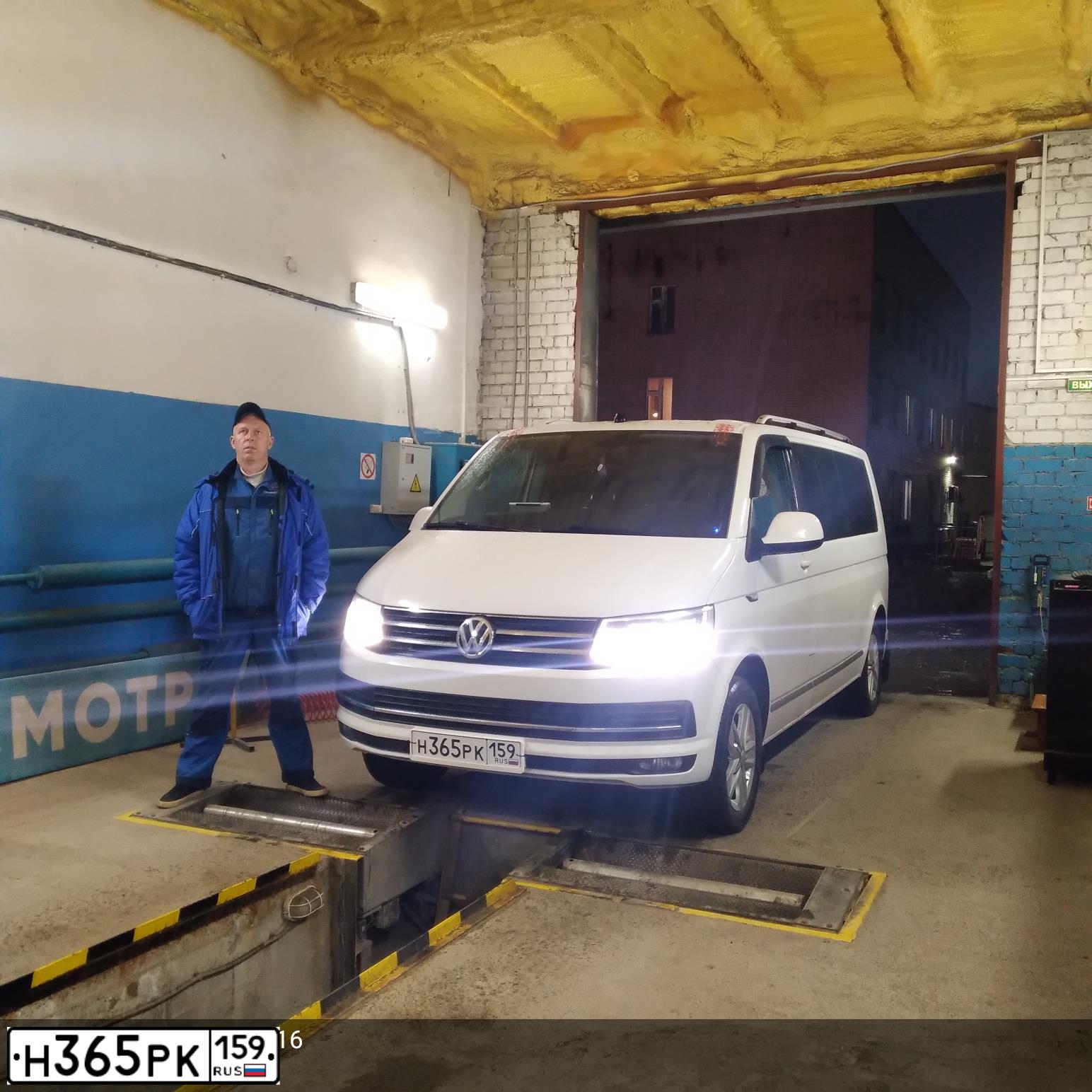 Фото автомобиля VOLKSWAGEN CARAVELLE, 2019 — госномер В763ТТ43. Цвет: Белый