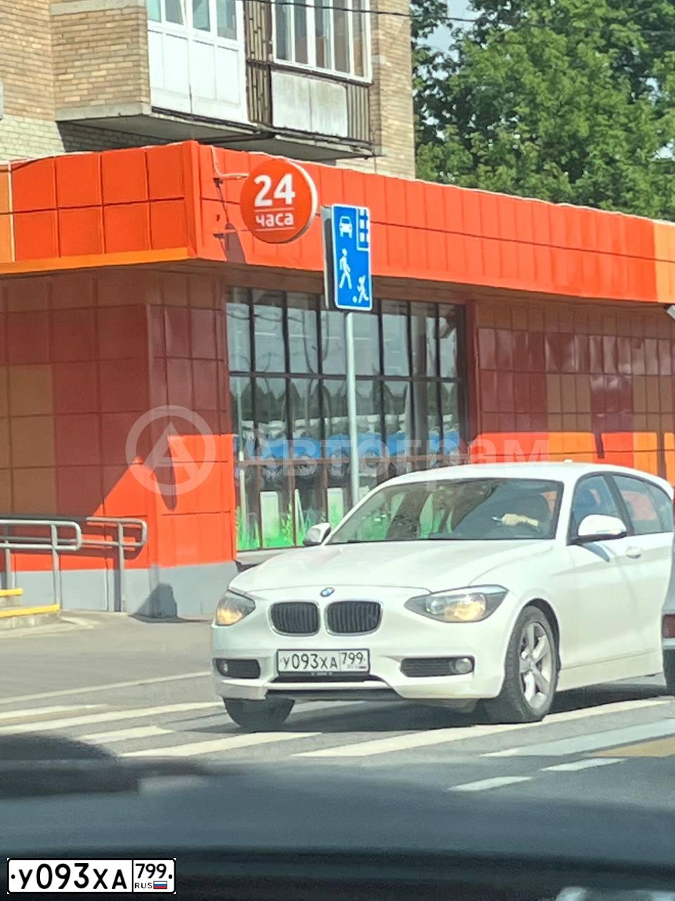 Фото автомобиля BMW 116I, 2012 — госномер Р393АТ44. Цвет: Белый