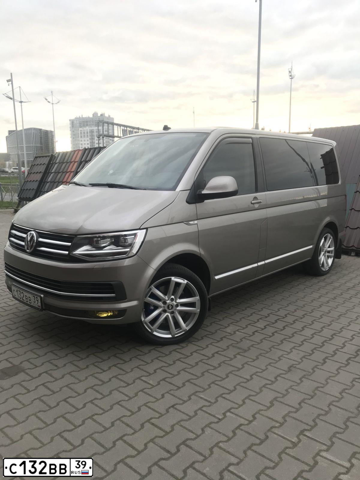 Фото автомобиля VOLKSWAGEN MULTIVAN, 2018 — госномер С132ВВ39. Цвет: БЕЖЕВЫЙ