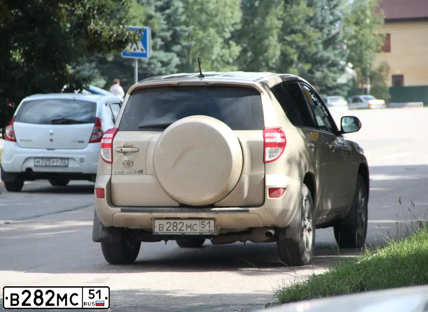 Фото автомобиля TOYOTA RAV4, 2011 — госномер В282МС51. Цвет: БЕЖЕВЫЙ