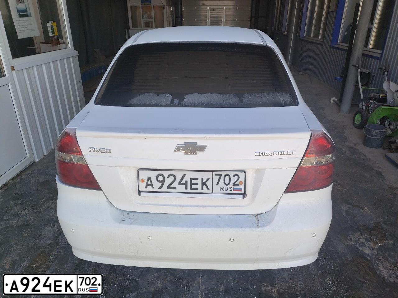 Фото автомобиля CHEVROLET AVEO, 2011 — госномер А924ЕК702. Цвет: Белый