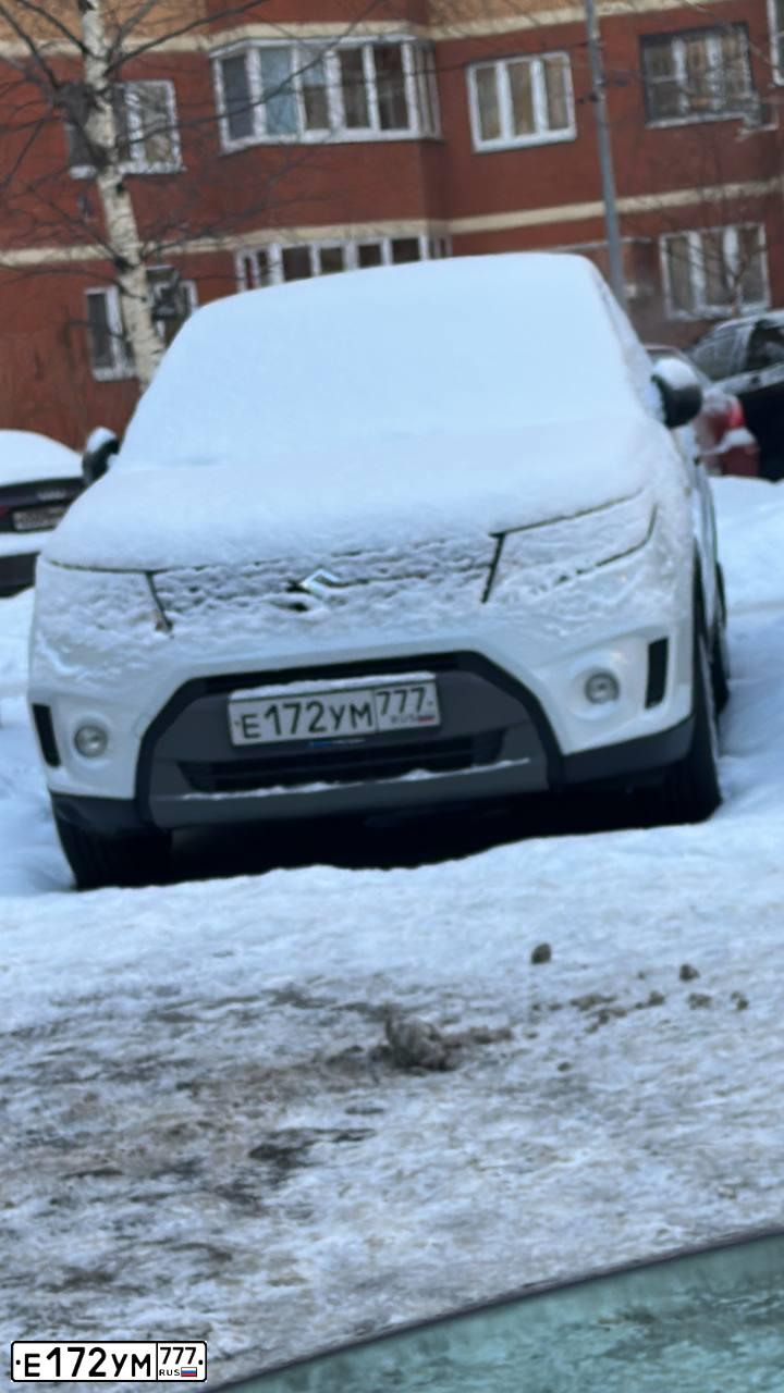 Фото автомобиля SUZUKI /GRAND/ VITARA, 2016 — госномер Е172УМ777. Цвет: Белый
