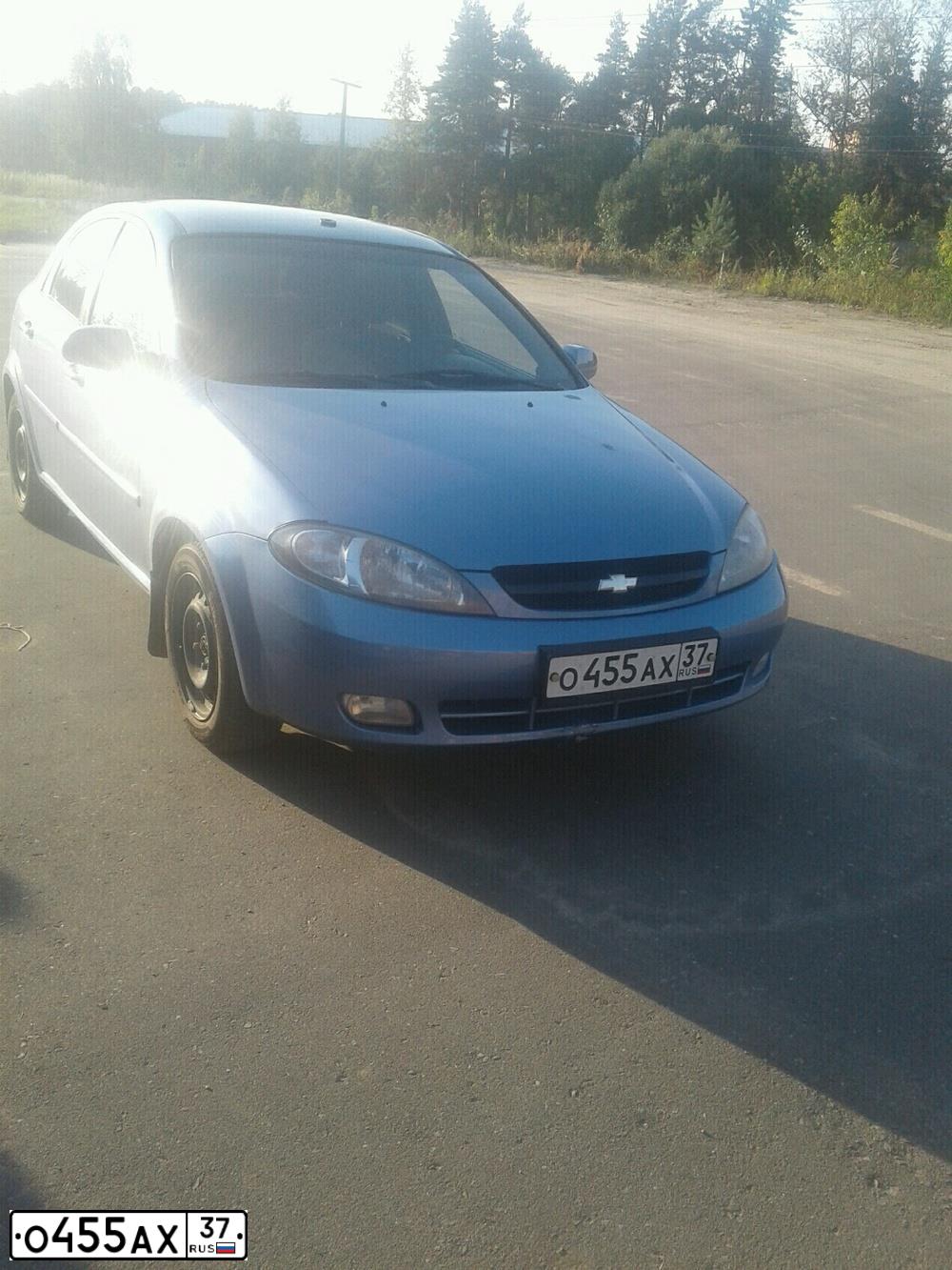 Фото автомобиля CHEVROLET LACETTI, 2004 — госномер О455АХ37. Цвет: СИНИЙ