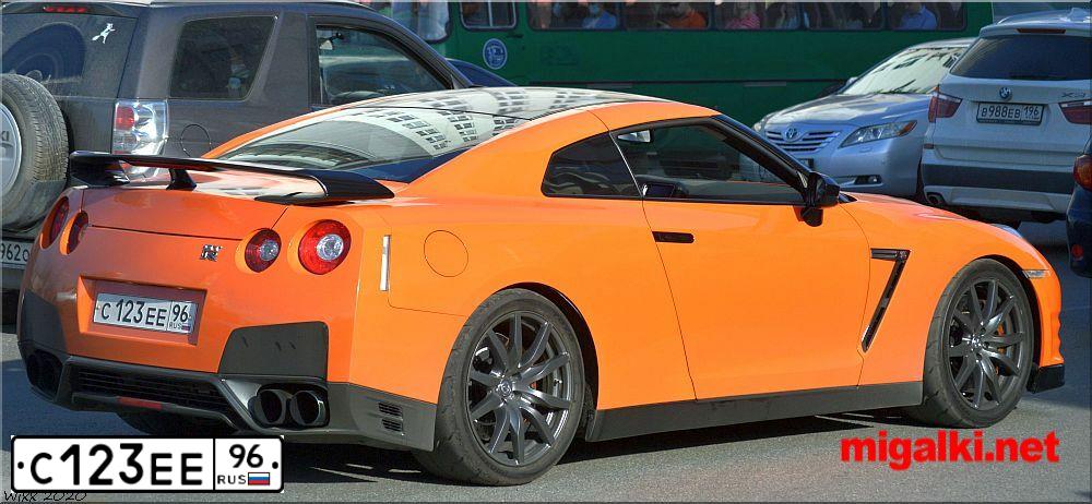 Фото автомобиля NISSAN GT-R, 2011 — госномер М139ХР154. Цвет: Серебристый