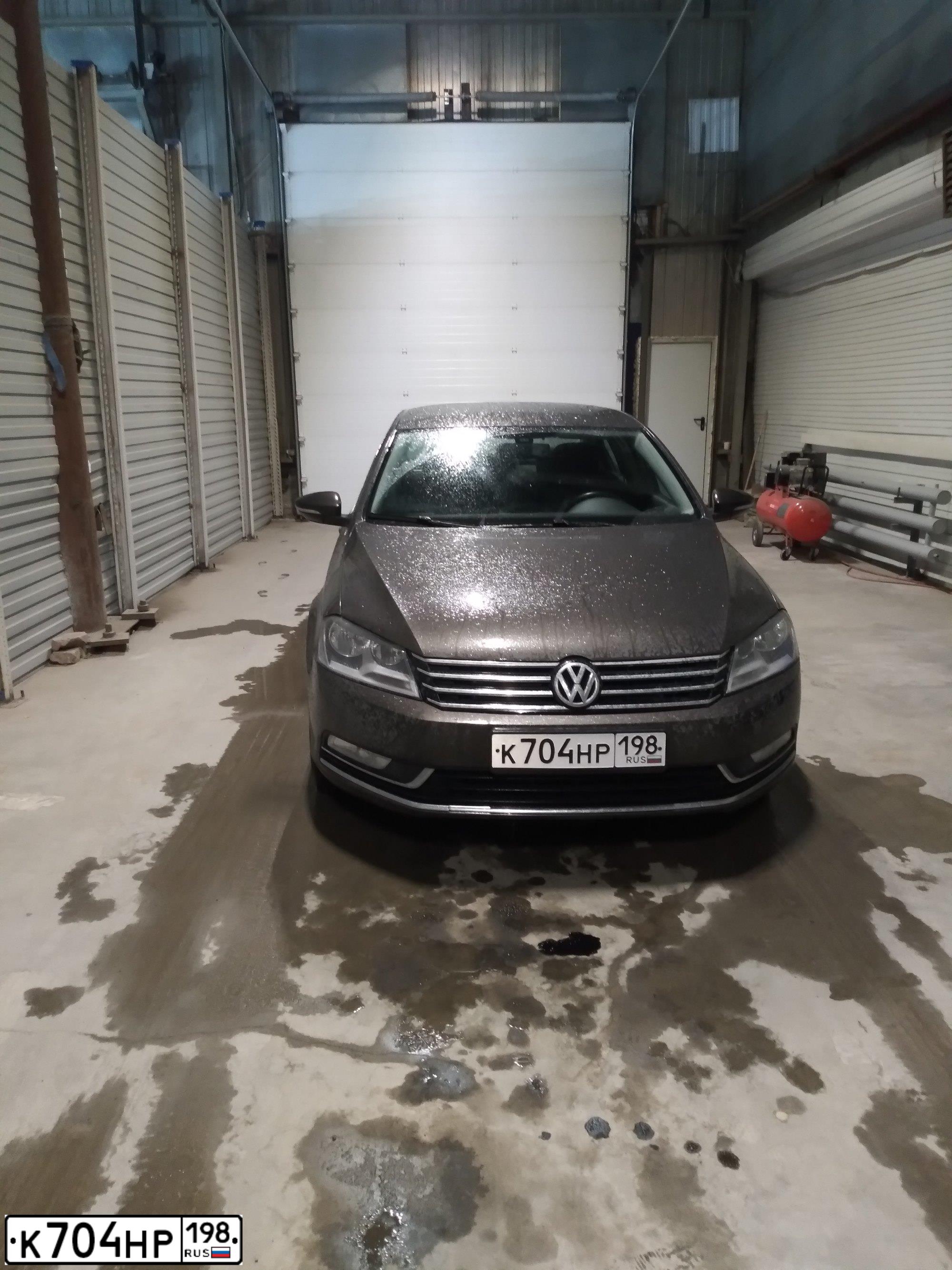 Фото автомобиля VOLKSWAGEN PASSAT, 2013 — госномер К704НР198. Цвет: Коричневый
