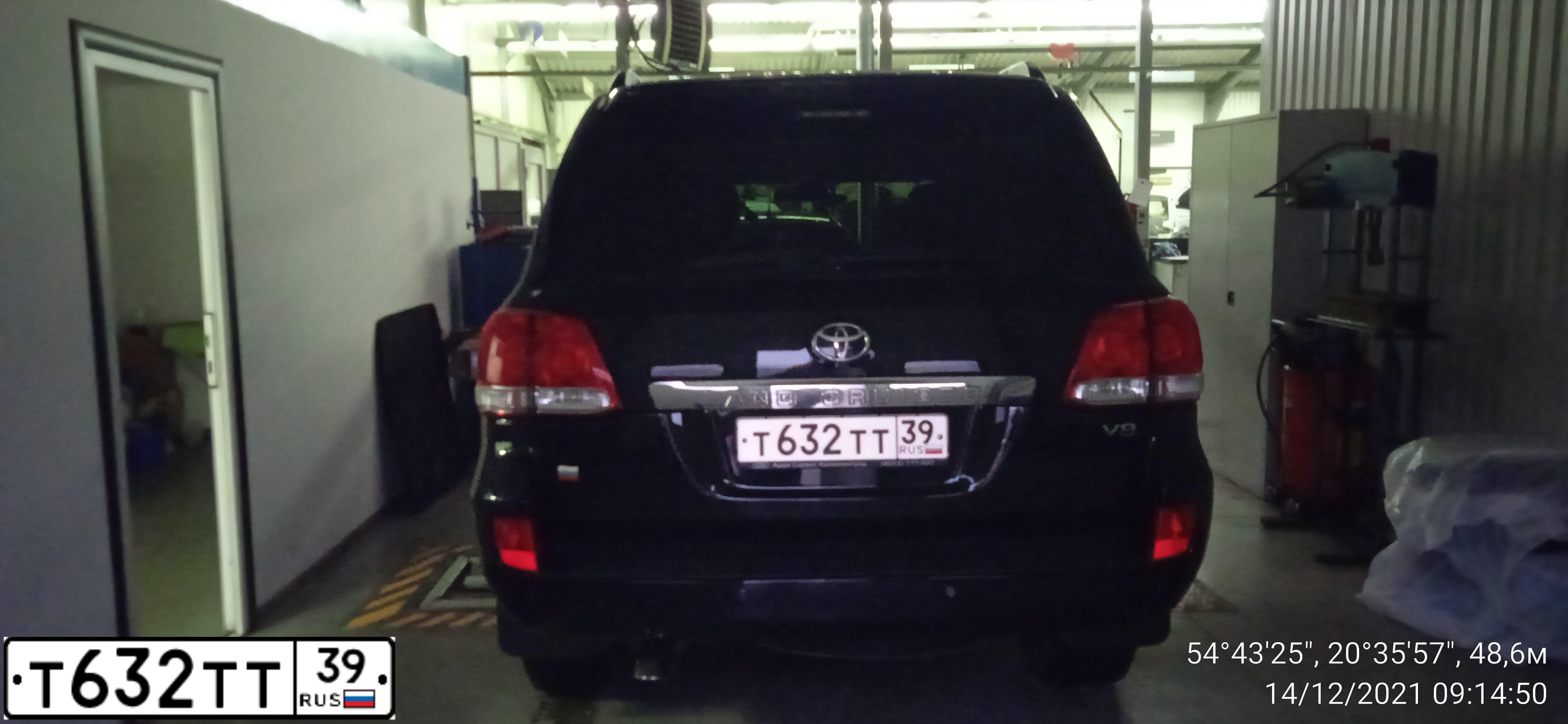 Фото автомобиля TOYOTA LANDCRUISER 200, 2008 — госномер Т632ТТ39. Цвет: ЧЕРНЫЙ