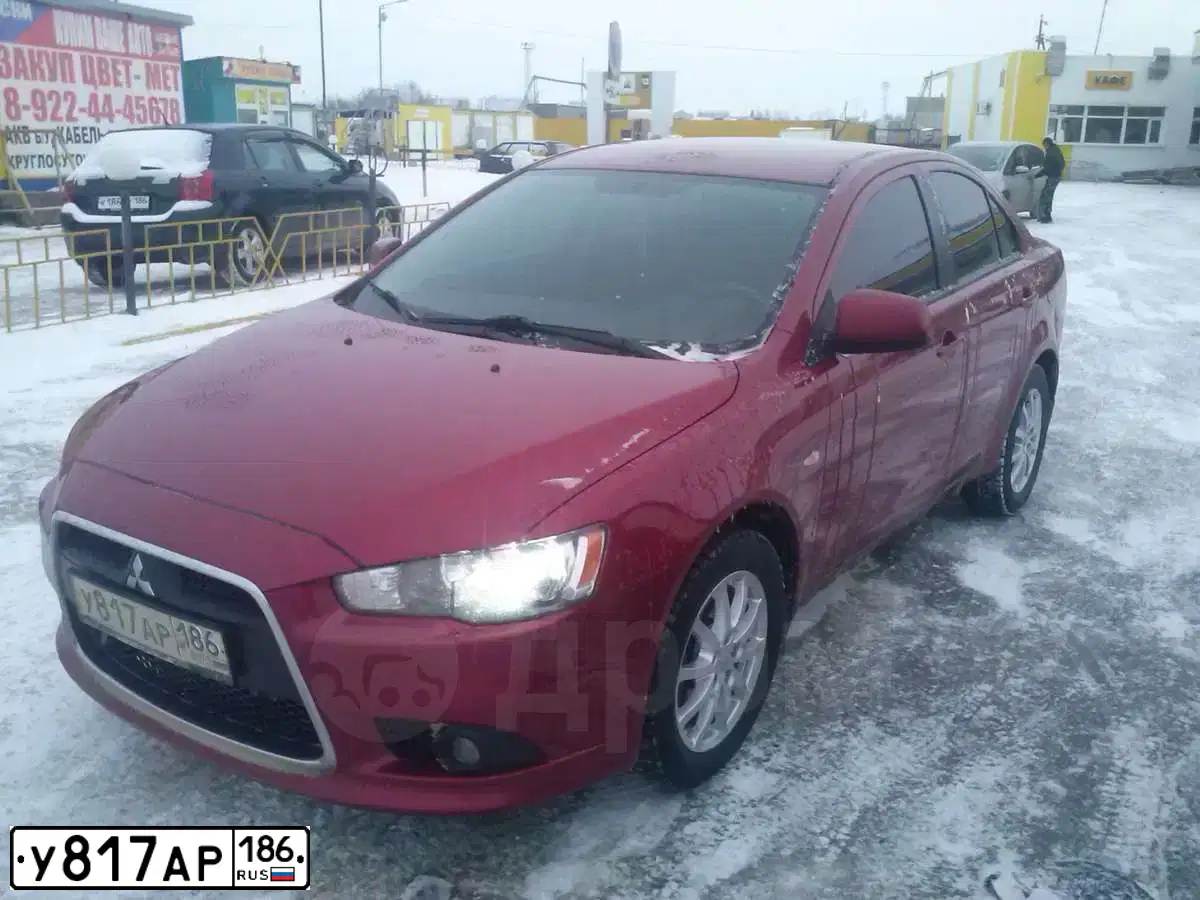 Фото автомобиля MITSUBISHI LANCER, 2011 — госномер У817АР186. Цвет: КРАСНЫЙ