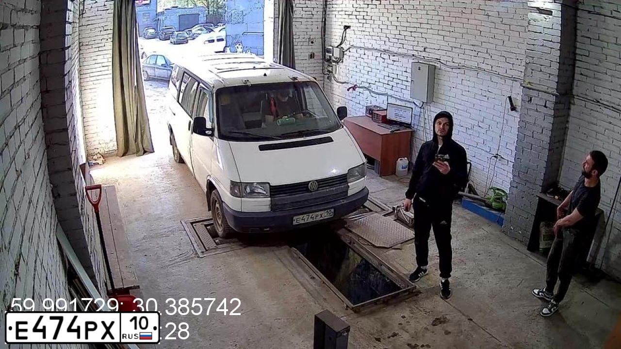 Фото автомобиля VOLKSWAGEN TRANSPORTER, 1994 — госномер Е474РХ10. Цвет: Белый