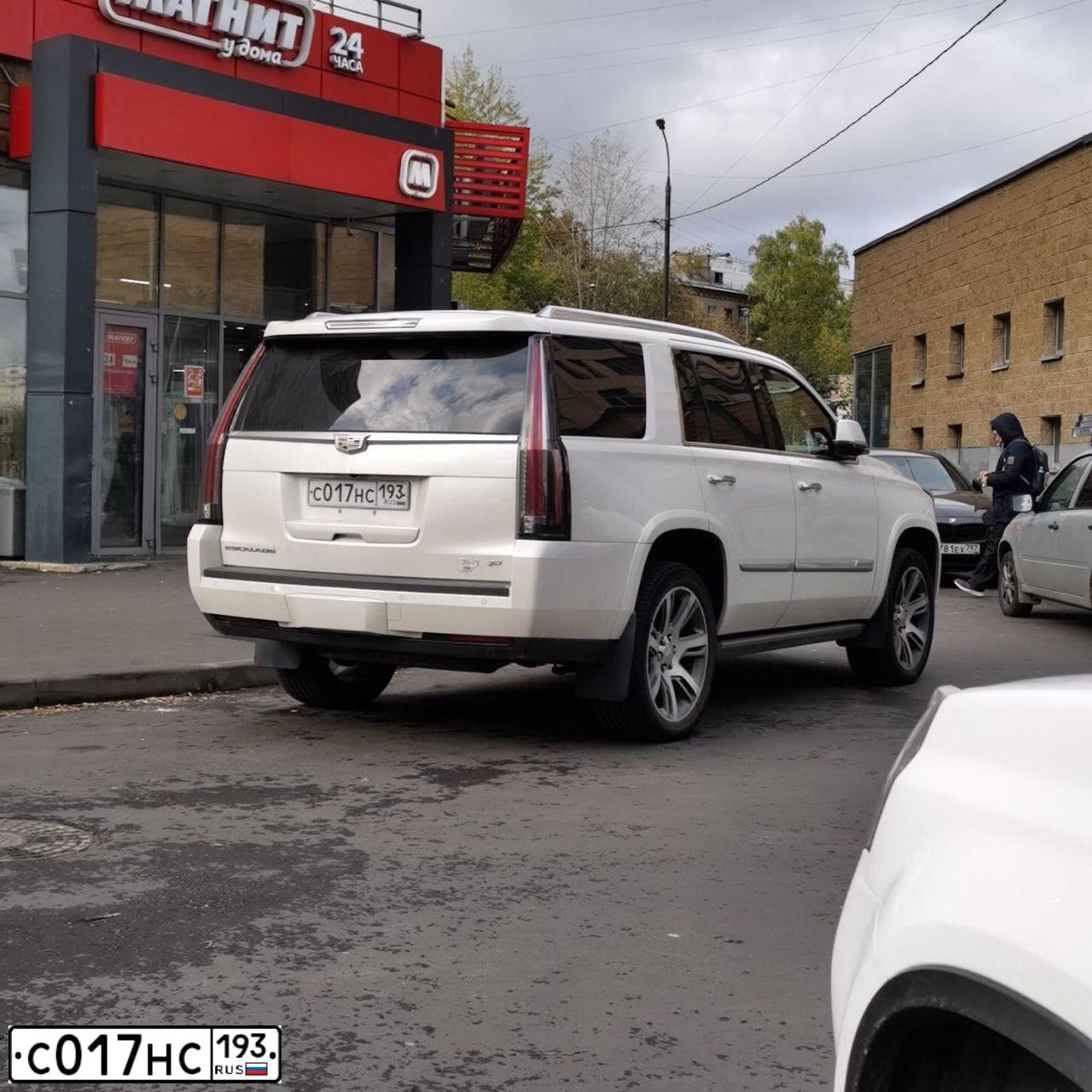 Фото автомобиля CADILLAC ESCALADE, 2015 — госномер Е663ТА799. Цвет: БЕЛЫЙ МЕТАЛЛИК