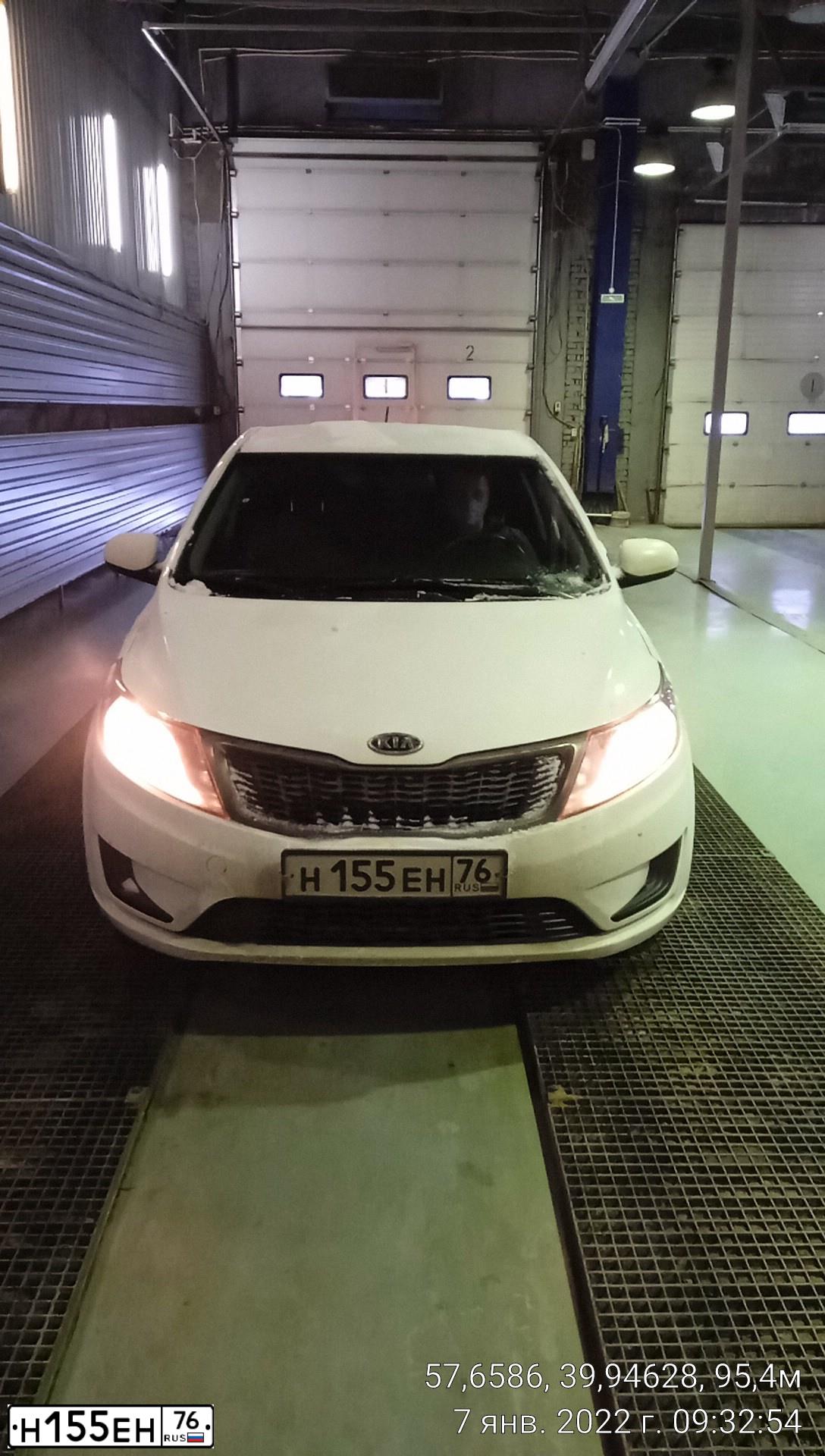 Фото автомобиля KIA RIO, 2012 — госномер Н155ЕН76. Цвет: Белый