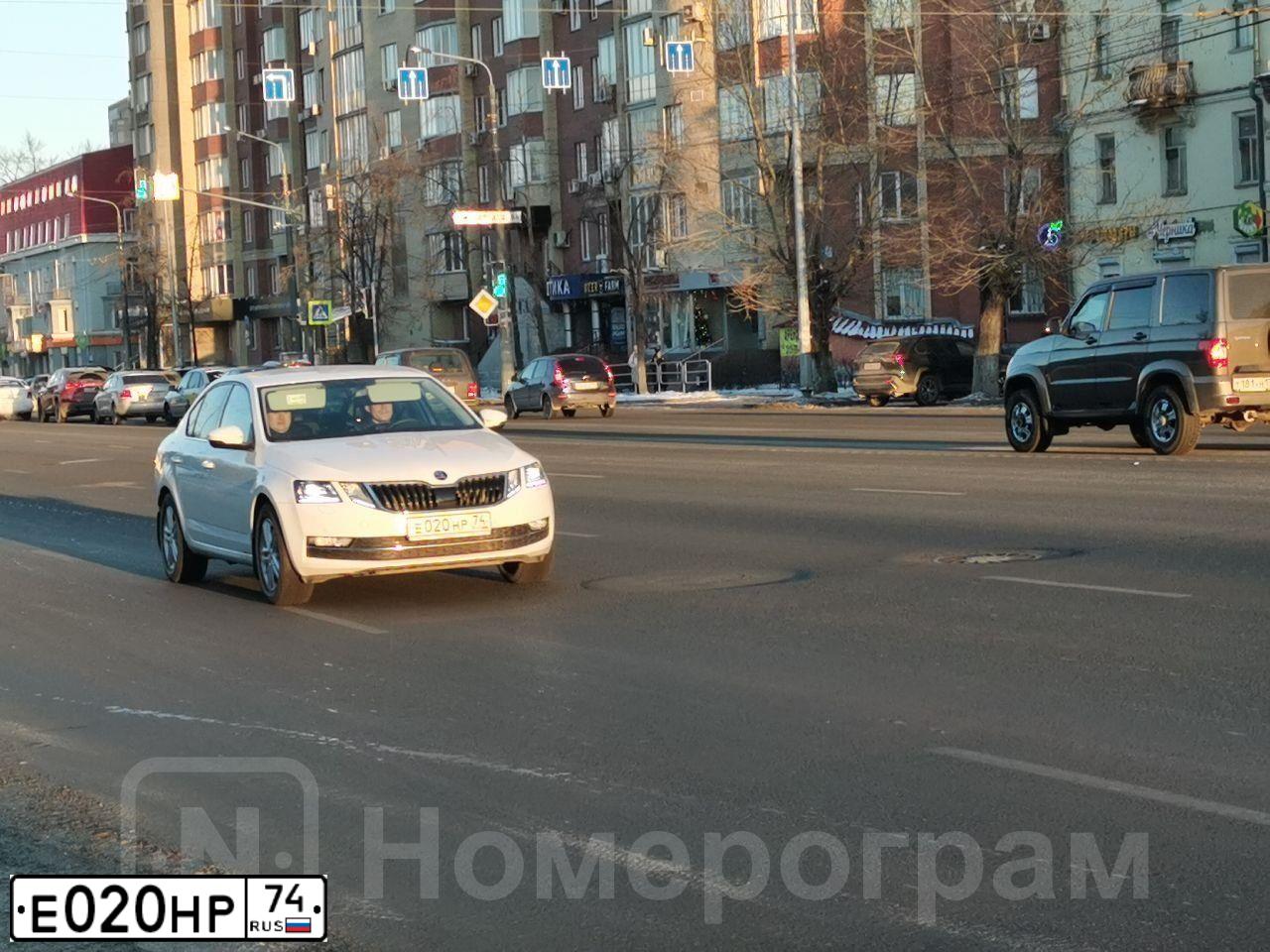 Фото автомобиля SKODA OCTAVIA, 2020 — госномер Е020НР74. Цвет: Белый