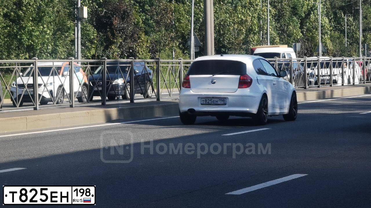 Фото автомобиля BMW 116I, 2011 — госномер К809НВ51. Цвет: Белый