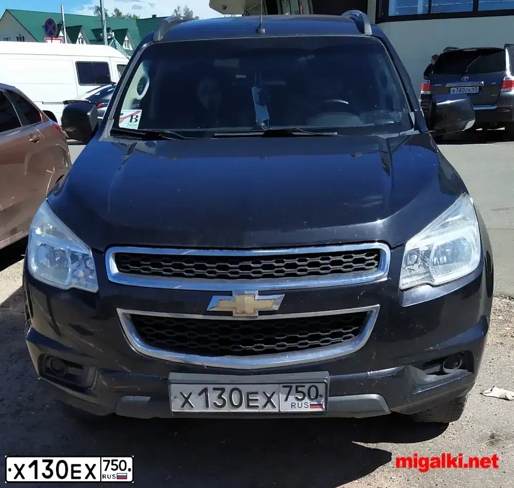 Фото автомобиля CHEVROLET TRAILBLAZER, 2013 — госномер Х130ЕХ750. Цвет: ЧЕРНЫЙ