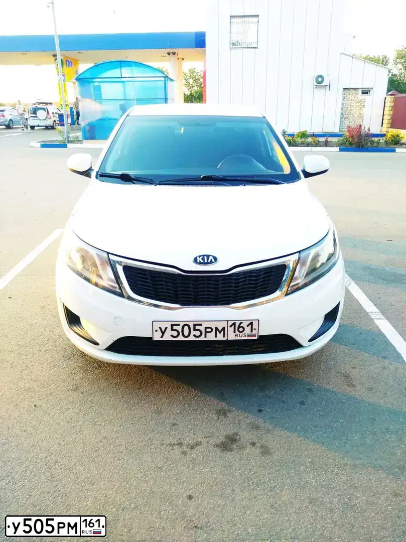 Фото автомобиля KIA RIO, 2013 — госномер У505РМ161. Цвет: Белый