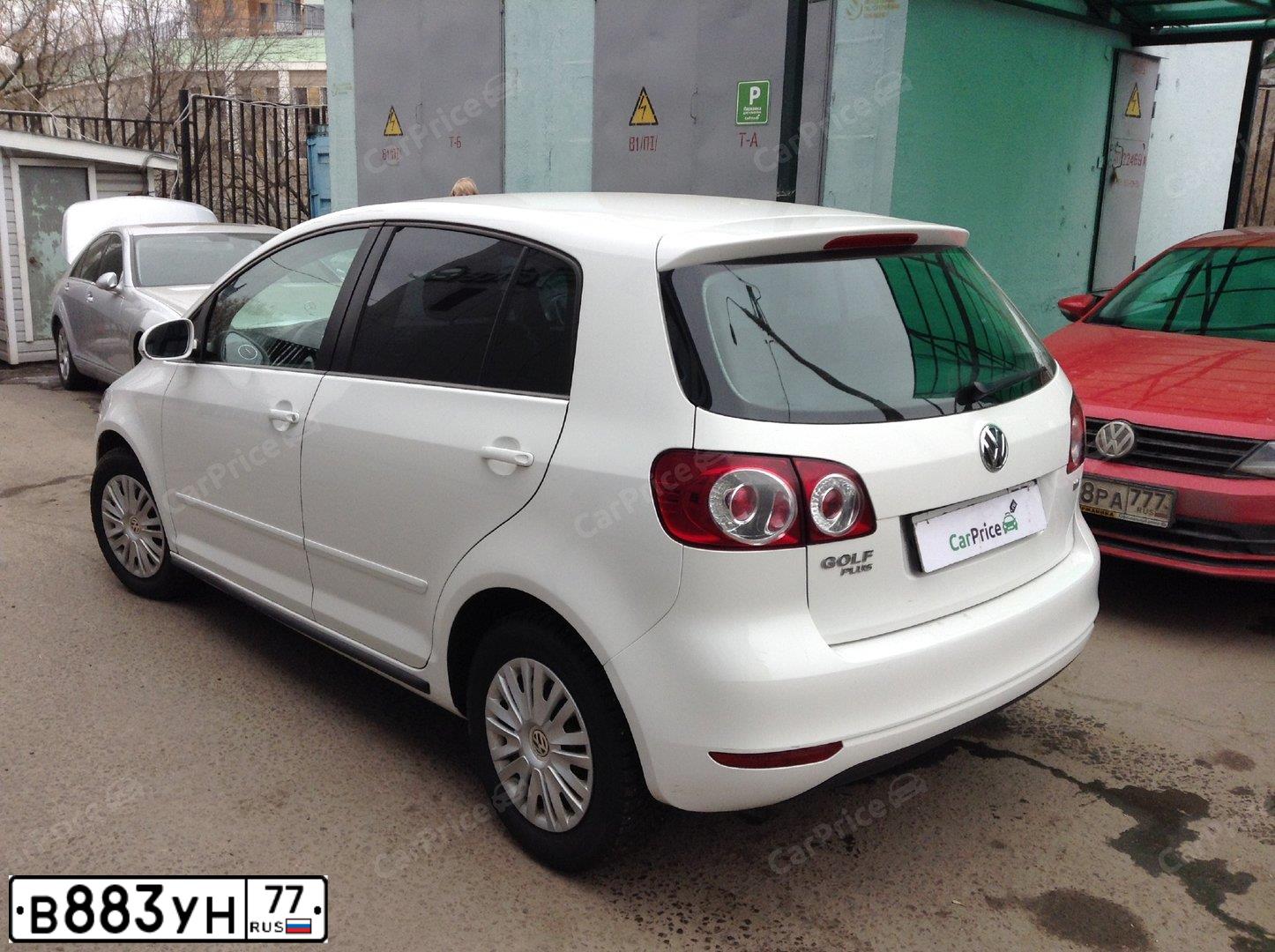 Фото автомобиля VOLKSWAGEN GOLF, 2013 — госномер Т825ЕЕ198. Цвет: Белый