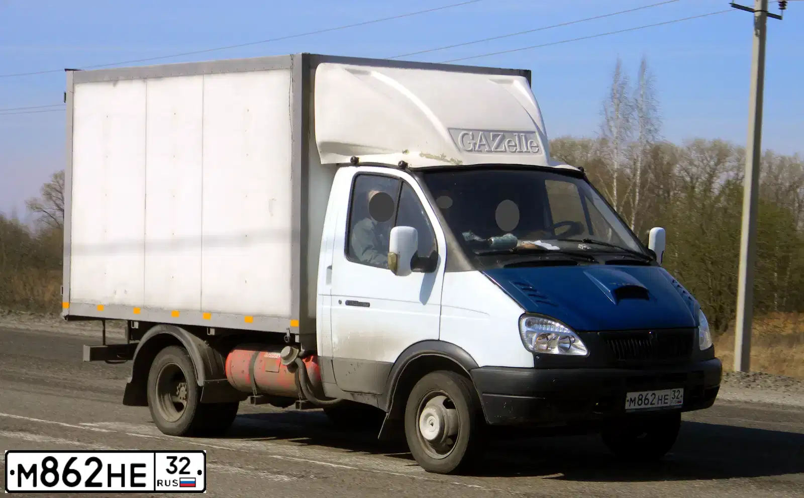 Фото автомобиля GAZ 3302 GAZEL, 2006 — госномер У027СН31. Цвет: Белый